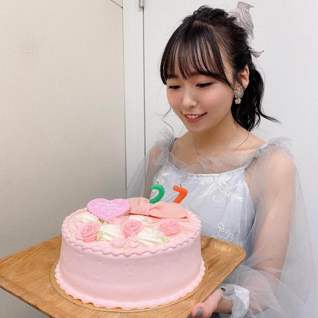 軽辺るかのインスタグラム：「楽しいお誕生日でした🎂 本当にありがとう…！  #27歳 #誕生日イベント #誕生日ケーキ #ピンクのケーキ #birthdaycake🎂 #イベントヘア」