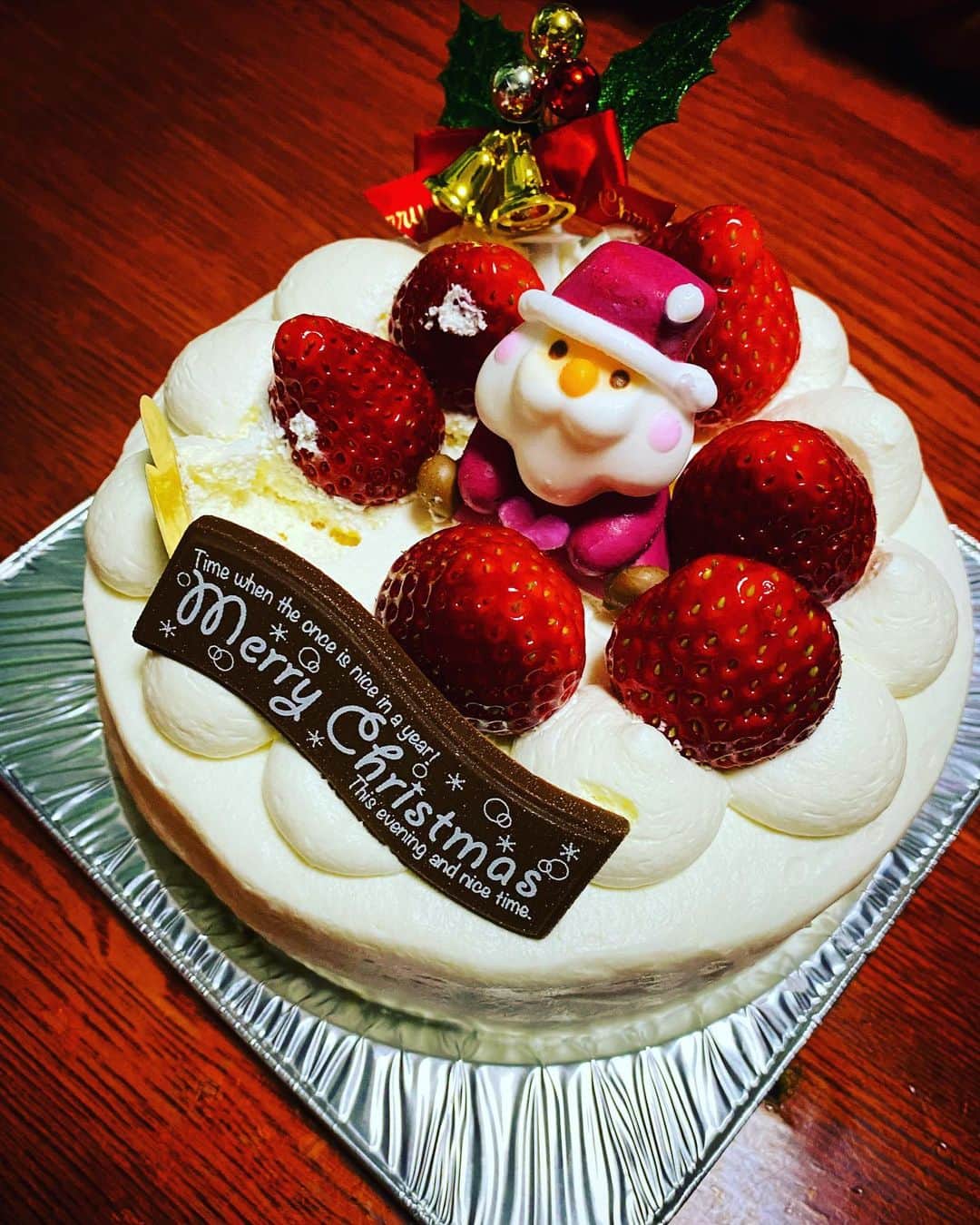 のインスタグラム：「xmas🎂  私のおにーちゃんから子供たちに！！ケーキとプレゼント🎁🍰 鬼滅の刃のにちりんとうと、サンリオマイメロの鞄！！ あたしのお母さんからパジャマ！  ままとパパからは明日スイッチを渡すよん✨🎄💕🧡🎅⭐️🎂🎄  子供たちはとっても楽しそうでした😆  #christmas #xmas#ケーキ #cake#子供のいる暮らし #楽しい時間 #キッズ #🎂 #🍰#クリスマスケーキ #子供 #kids #ケーキ屋さん #cake #ママ撮  #クリスマスプレゼント #fam #プレゼント #クリスマス会 #family #ポートレート #kidsinstagram #子育て#子供と暮らす  #birthdaygirl #birthday #birthdaycake #birthdaygift #兄 #妹」