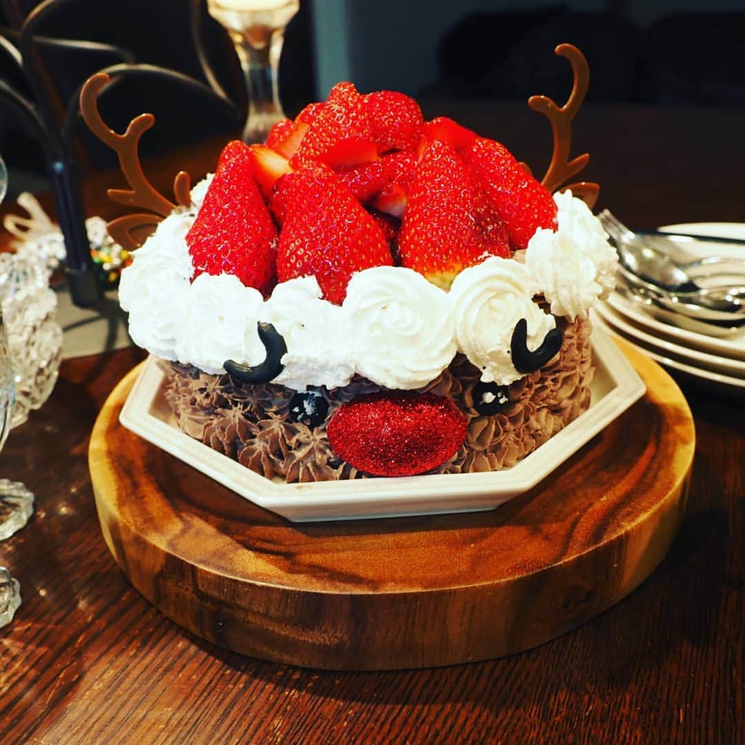 Michiko Maedaさんのインスタグラム写真 - (Michiko MaedaInstagram)「2020我が家のクリスマスディナー🎄🎅🎁✨  #我が家特製ローストチキン #もりもり野菜のミネストローネ #ミラノ風マカロニグラタン #ガーリックラムチョップ #山盛りローストビーフサラダ #カラフルトマトの盛り合わせ #サンタとトナカイのぴえんケーキ #ぶどうのゼリーポンチ  でした🎄🎅🎁✨ #クリスマス#クリスマスイブ #クリスマスディナー#クリスマスレシピ #レシピは後程ブログにて #IGersJP#IGersjp#IGersj#クッキングラム#デリスタグラマー#おうちごはんlover#コッタ #lin_stagrammer#kurashiru#クッキングラム#クッキングラムアンバサダー#クオカ#エルグルメ#フーディーテーブル#おうちごはんlover#おうちごはん革命#おうちカフェ」12月24日 20時52分 - shana.mama