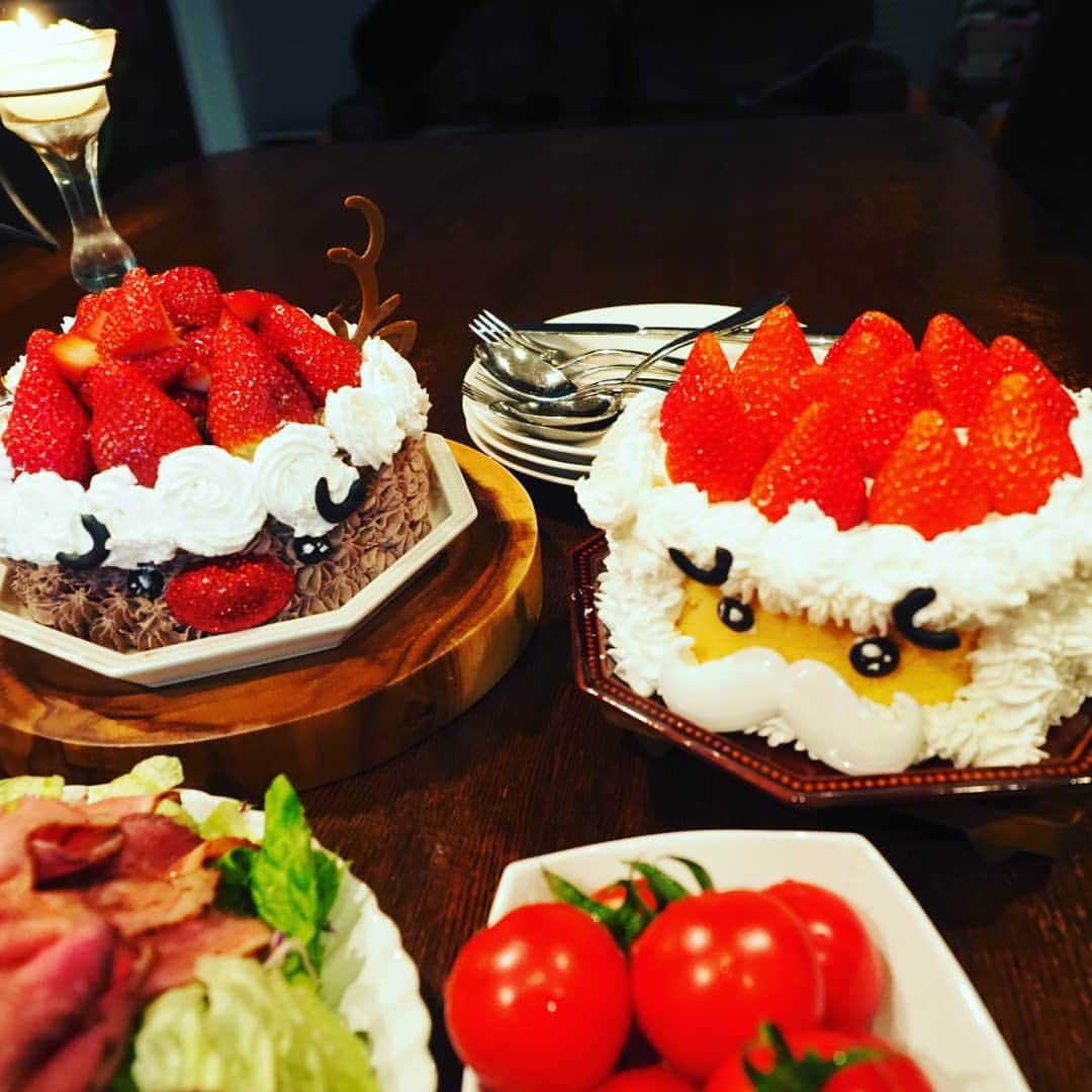 Michiko Maedaさんのインスタグラム写真 - (Michiko MaedaInstagram)「2020我が家のクリスマスディナー🎄🎅🎁✨  #我が家特製ローストチキン #もりもり野菜のミネストローネ #ミラノ風マカロニグラタン #ガーリックラムチョップ #山盛りローストビーフサラダ #カラフルトマトの盛り合わせ #サンタとトナカイのぴえんケーキ #ぶどうのゼリーポンチ  でした🎄🎅🎁✨ #クリスマス#クリスマスイブ #クリスマスディナー#クリスマスレシピ #レシピは後程ブログにて #IGersJP#IGersjp#IGersj#クッキングラム#デリスタグラマー#おうちごはんlover#コッタ #lin_stagrammer#kurashiru#クッキングラム#クッキングラムアンバサダー#クオカ#エルグルメ#フーディーテーブル#おうちごはんlover#おうちごはん革命#おうちカフェ」12月24日 20時52分 - shana.mama