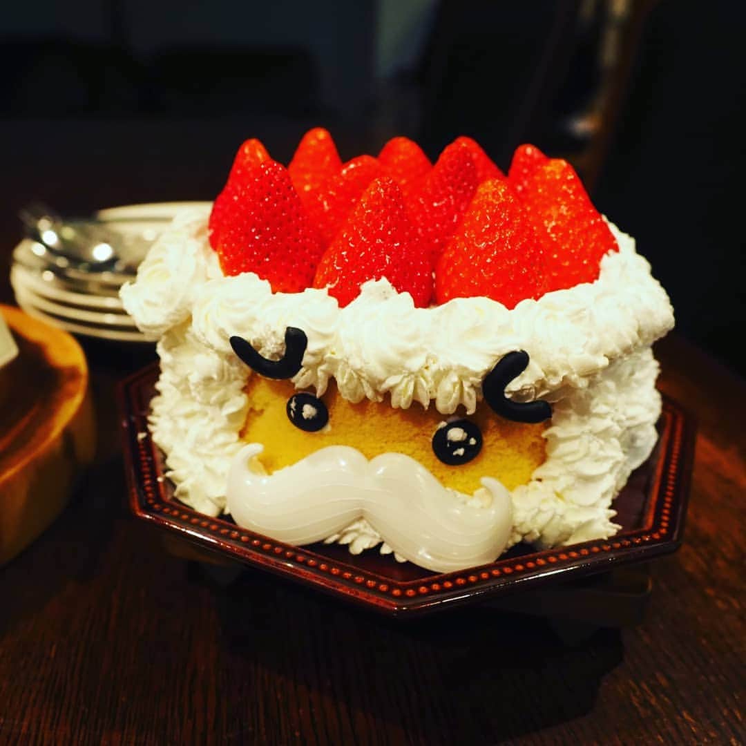 Michiko Maedaさんのインスタグラム写真 - (Michiko MaedaInstagram)「2020我が家のクリスマスディナー🎄🎅🎁✨  #我が家特製ローストチキン #もりもり野菜のミネストローネ #ミラノ風マカロニグラタン #ガーリックラムチョップ #山盛りローストビーフサラダ #カラフルトマトの盛り合わせ #サンタとトナカイのぴえんケーキ #ぶどうのゼリーポンチ  でした🎄🎅🎁✨ #クリスマス#クリスマスイブ #クリスマスディナー#クリスマスレシピ #レシピは後程ブログにて #IGersJP#IGersjp#IGersj#クッキングラム#デリスタグラマー#おうちごはんlover#コッタ #lin_stagrammer#kurashiru#クッキングラム#クッキングラムアンバサダー#クオカ#エルグルメ#フーディーテーブル#おうちごはんlover#おうちごはん革命#おうちカフェ」12月24日 20時52分 - shana.mama