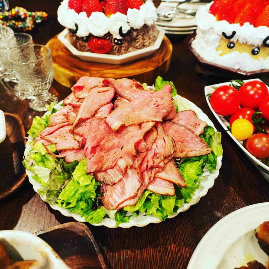 Michiko Maedaさんのインスタグラム写真 - (Michiko MaedaInstagram)「2020我が家のクリスマスディナー🎄🎅🎁✨  #我が家特製ローストチキン #もりもり野菜のミネストローネ #ミラノ風マカロニグラタン #ガーリックラムチョップ #山盛りローストビーフサラダ #カラフルトマトの盛り合わせ #サンタとトナカイのぴえんケーキ #ぶどうのゼリーポンチ  でした🎄🎅🎁✨ #クリスマス#クリスマスイブ #クリスマスディナー#クリスマスレシピ #レシピは後程ブログにて #IGersJP#IGersjp#IGersj#クッキングラム#デリスタグラマー#おうちごはんlover#コッタ #lin_stagrammer#kurashiru#クッキングラム#クッキングラムアンバサダー#クオカ#エルグルメ#フーディーテーブル#おうちごはんlover#おうちごはん革命#おうちカフェ」12月24日 20時52分 - shana.mama