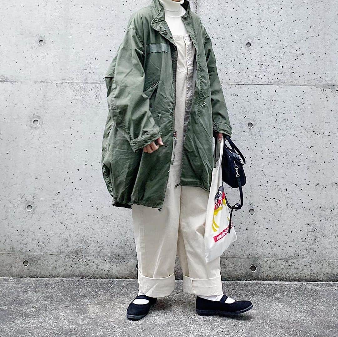 ryokoさんのインスタグラム写真 - (ryokoInstagram)「▪︎ . 白オーバーオールとm65 . . . coat #military #m65 overalls #harvesty inner #muji shoes #moonstarshoes  bag #artsandscience」12月24日 20時52分 - ryo___ka