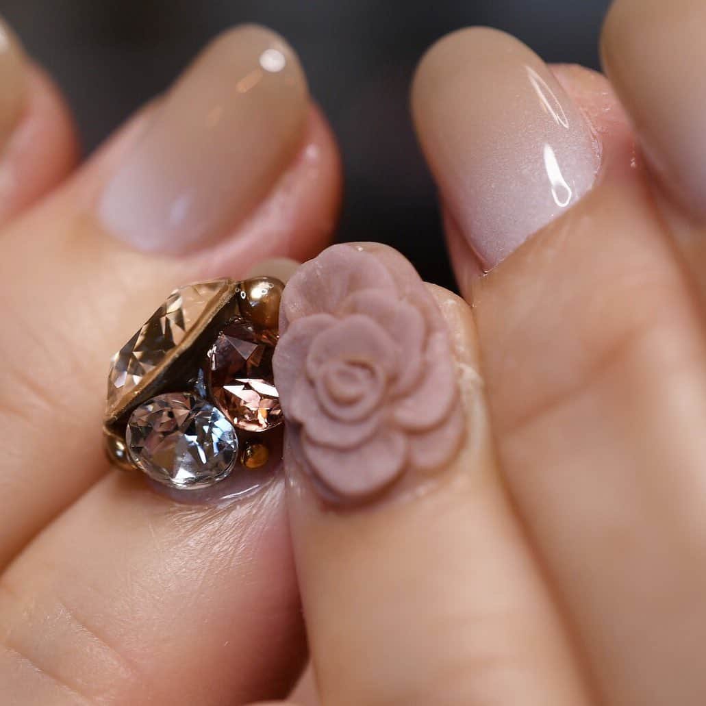 Yuka Maeda ::manicurelistのインスタグラム：「. . Salon data▼ ＝＝＝＝＝＝＝＝＝＝＝＝＝＝＝＝＝＝＝＝ . CADENAS -nail eyelash salon- ●Nail artist  @yuka.maeda  @yuki_cadenas ●eyelash　@cadenaseyelash  ゲストに愛と感動を…♡ . 【 LINE ＠cadenas 】 ご予約/お問い合わせはLINEよりお気軽に🤲 ▶︎▶︎#cadenasnail デザインアップしてます♡  price…★⭐︎Instagram特別キャンペーン中⭐︎★ . 「インスタ見たよ👀」と LINEからご予約で特別プライス7500円！！ . ※ご新規様限定 ※キャラクターや特殊なエレメント等のみ 別途料金いただく場合ございます🙇🏻‍♀️ . . price…初回8000円（オフ込み） access…大阪市北区堂山町16-1  中崎町駅  徒歩5分 /  梅田駅  徒歩6分 . tel… 06-4792-8617 ＝＝＝＝＝＝＝＝＝＝＝＝＝＝＝＝＝＝＝＝ . . .  #中崎町ネイルサロン #梅田ネイルサロン #大阪ネイルサロン #関西ネイルサロン #インスタネイル #instanails #instanail #トレンドネイル #ネイルサンプル #クリアネイルデザイン  #ネイルブック #グラデーションネイル #ネイルチェンジ #今月のネイル #にゅーねいる #冬ネイル #3dネイル  #ネイル大好き #ベージュネイル #ネイル部 #女子力向上委員会 #女子力 #女子力ネイル #アートネイル #エアーグラデーション #ニューネイル  #ナノソル #ナノソルcc  #ナノソル販売店大阪」
