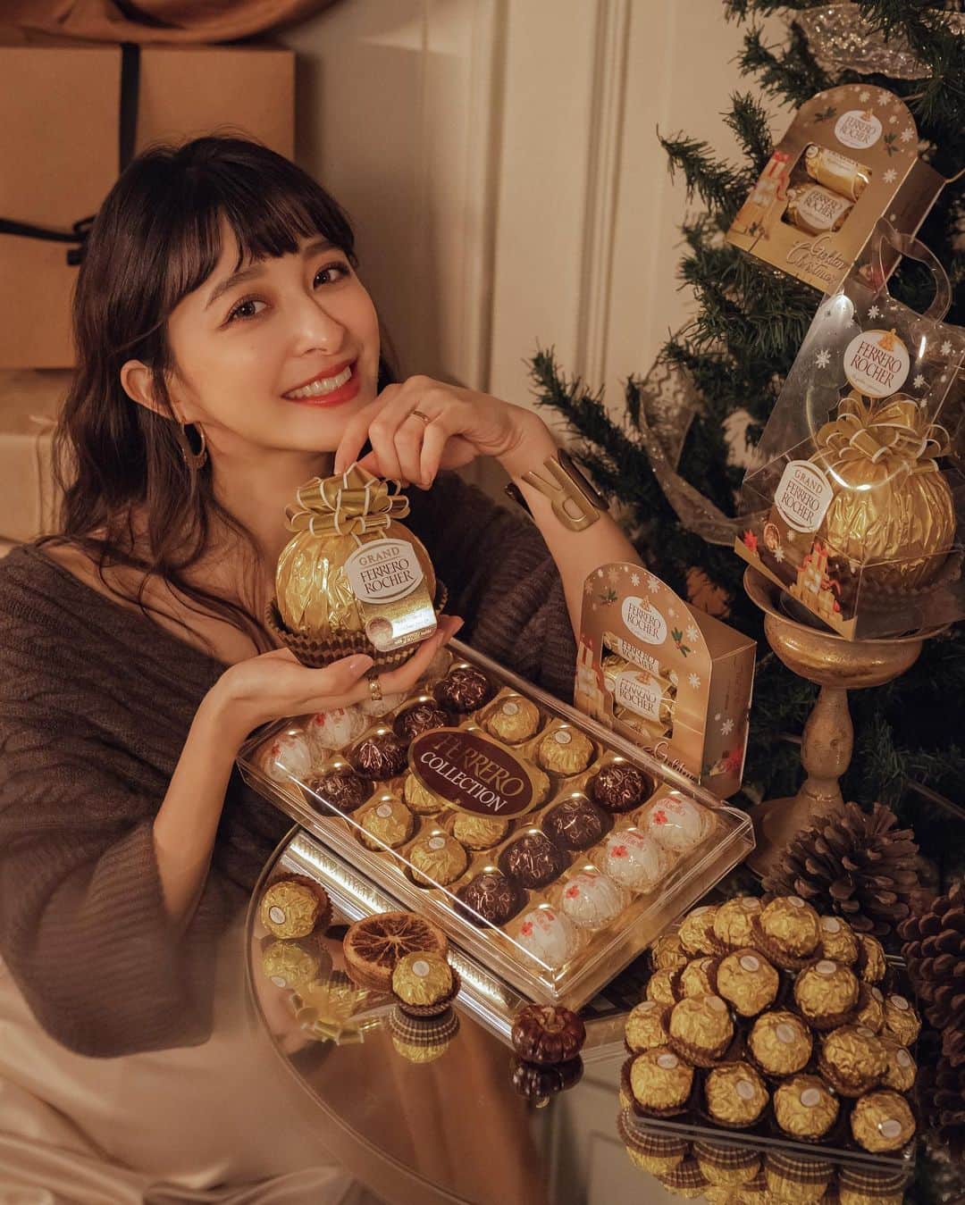 のインスタグラム：「. 前陣子突然好～想～吃金莎 就買了一大盒跟辦公室小編們一起分享 我覺得金莎有種獨特的療癒能力 尤其是在壓力大或心情低落的時候 吃一個就能馬上感受到一股幸福的暖流❤️ 對我來說根本是仙丹！  而且不知道現在大學生還流不流行送歐趴糖耶 當時金莎就是一個超熱門的選項 不管是傳遞all pass好運祝福學弟妹 或是跟情人過情人節、聖誕節送禮 金莎真的陪我們度過好多重要的日子💕 金莎花束應該對很多人來說 也是滿滿回憶吧～  金莎臻品24入裝巧克力禮盒還有椰子口味的金莎唷 椰子的香氣也很香！ 這次還有推出超大金莎超級可愛 可愛到會捨不得把它剖開來🙈  最近買金莎產品系列任兩件 就可以抽五星級飯店住宿券、其他好禮 這次拍照多買了好幾盒但沒抽到 只能說大獎留給你們啦😌 活動網址：www.ferrerorochertw.com  #金莎 #金莎巧克力 #聖誕節 #金色佳節」