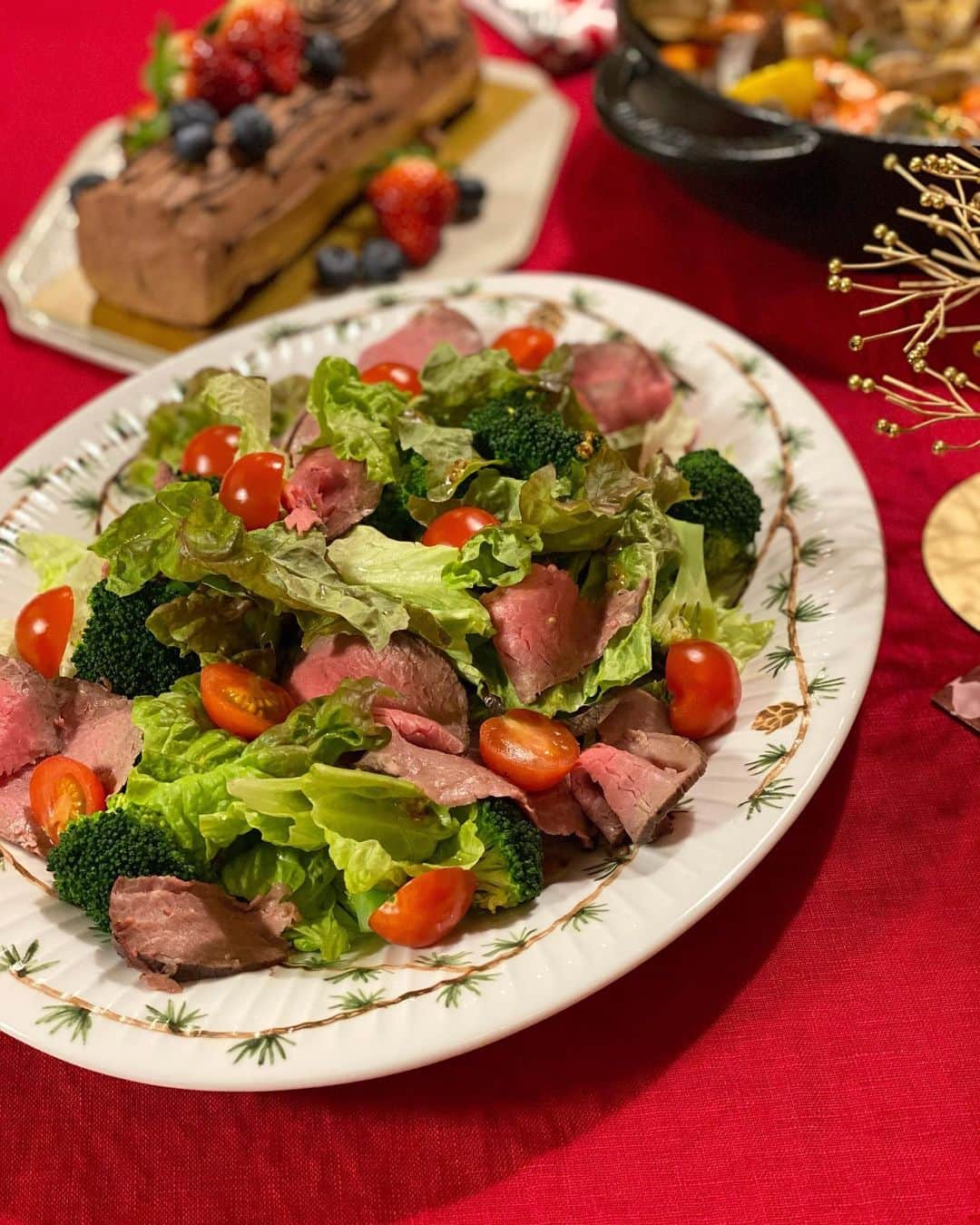 kokochiyoiさんのインスタグラム写真 - (kokochiyoiInstagram)「2020/12/24 #メリークリスマス!! 今夜の#クリスマスおうちごはん。  ハーブとピンクソルトに一晩漬けた 皮パリッパリの骨つき鶏胸肉🍗は オーブン焼きで。  ナイフを入れたら嘘みたいに バジャー!!と透明な肉汁が溢れ出しました⛲️ みんな爆笑😂 付け合わせはマッシュポテト🥔  2枚目: ローストビーフサラダ🥗 ローストビーフは前日に作っておいたもの。 ドレッシングはレモンマスタード🍋  ちなみにサラダが乗っている クリスマス雰囲気ばっちりの #ケーラー の#クリスマスプレート は 今年#松屋銀座 で買いました🙌  3枚目:#パエリア🥘 今年は魚介のみ。玉ねぎのほかに 極みじん切りのにんじんとセロリも。 おこげがおいしかったー😋 #ストウブ がいい仕事してくれました🤤  4枚目:#Oisix で頼んだ 「私が作る#ブッシュドノエル」。 チョコペンで描く年輪は、 息子と同じ7歳(年)に🤗 (細かすぎて誰も気づかず😂)  皆さま、ステキなクリスマスを🎄  #サンタが来るまで寝ないそうです #さあどうする #明日も学校」12月24日 20時55分 - kokochiyoi