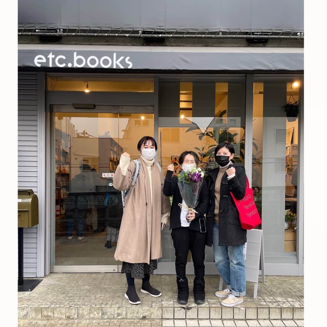 松田青子のインスタグラム：「エトセトラブックスの書店オープンの初日に、サフラジェットカラーの花束を持って行ってきました。エトセトラブックス、という名前を私が考えたこともあり、とてもうれしい気持ちになりました。良き場所。」
