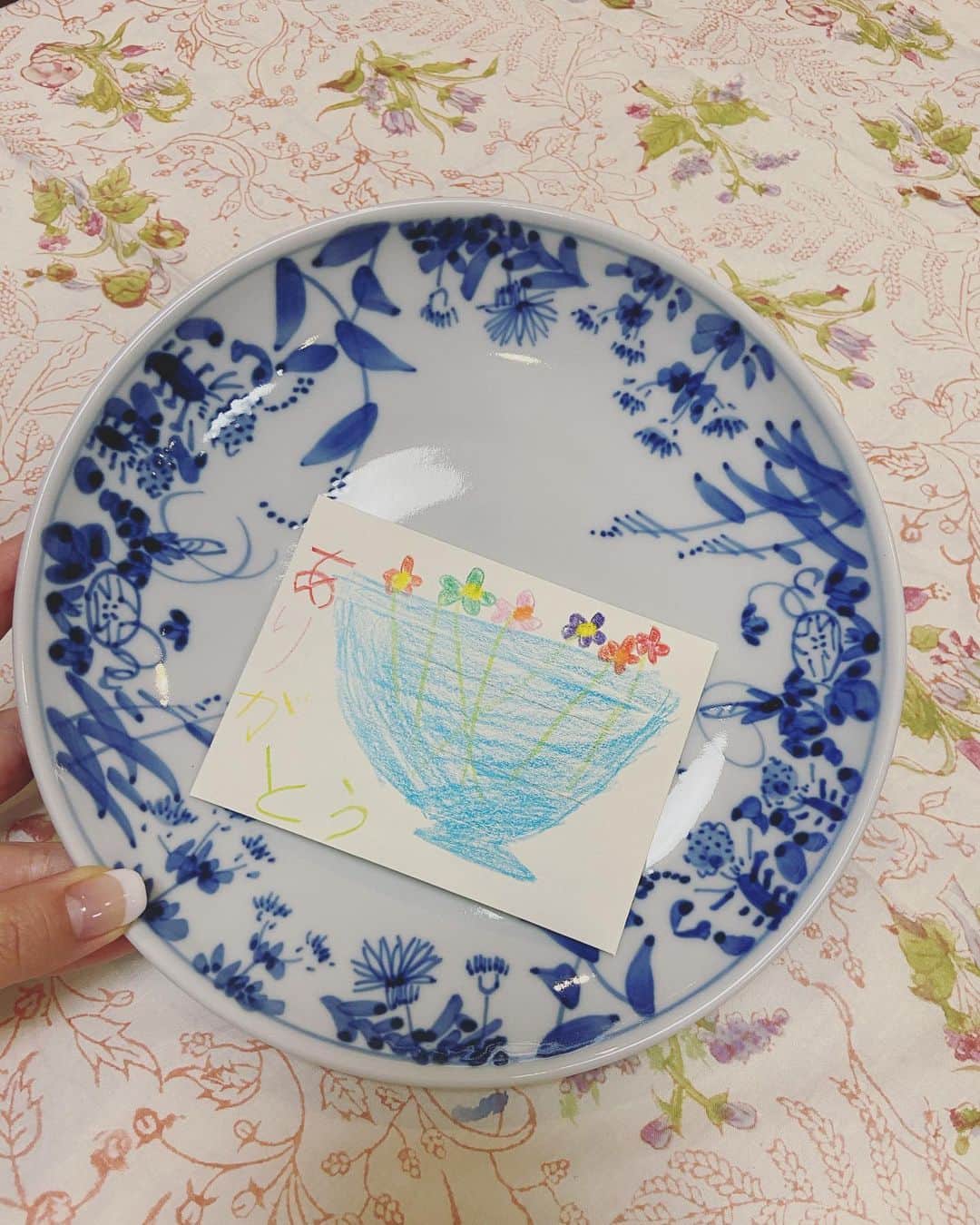 のインスタグラム：「💌 このお皿の名前は「四季の花々」だそうです。  私が広島を離れる時に、お世話になっていた方がプレゼントして下さいました。 何気なく聴いたごぜん様さまで、私が 「玄関に季節の花とか飾って四季を感じながら生活したい」と言っていたそうで、 四季の花々と名前のついたこのお皿をきっと私が気に入るんじゃないかと思って、と。  広島を離れてから、ずっと大切に、いただいたお手紙と一緒に保管していました。 使うのがもったいなくて。  けど、今日思い切って使ってみました。 クリスマス。こんな特別なときだから、特別お気に入りのお皿でお祝いです。 久々にまたお手紙も読み直しました。じーん。  本当にあたしゃ恵まれていた。 みんないい人たちばかりで。 また幸せな気持ちになりました。  みなさんはどんなクリスマスをお過ごしでしょうか🎄  素敵なクリスマスを😊  #クリスマス #四季の花々 #丁寧な暮らし #ありがとう #砥部焼」