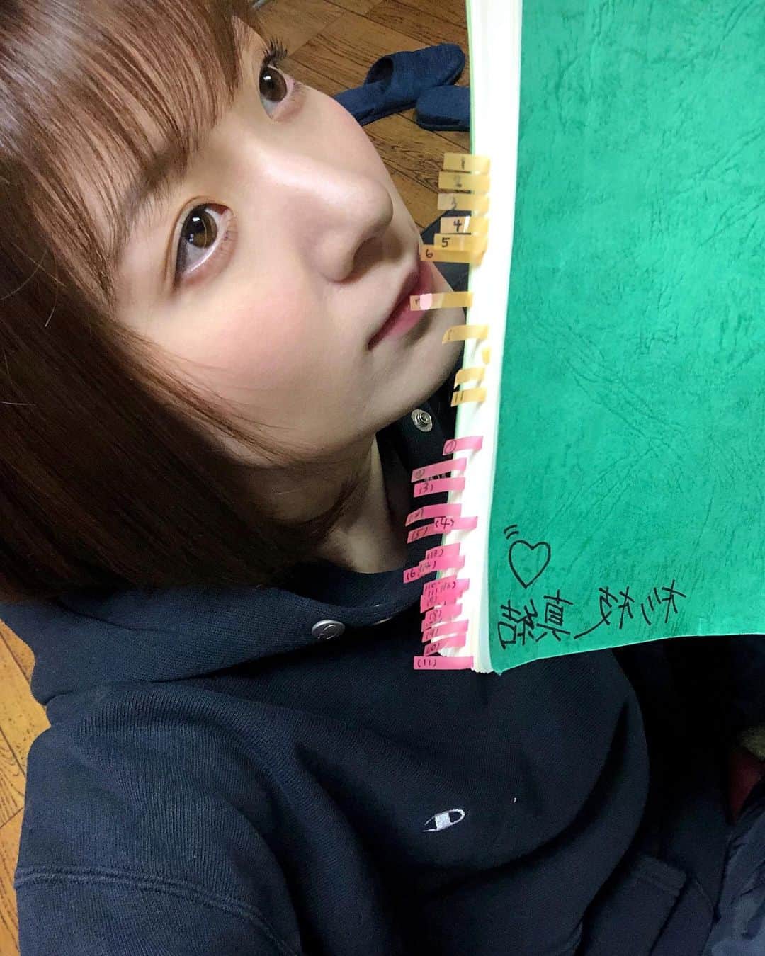 杉枝真結のインスタグラム：「☺︎ クリスマスイブ🎄 たくさんの台本が、順番に手元へやってくる日々… それが、ひと段落した12月後半からは、寒い中、、ロケ収録が続いたり… 合間で小説を読んだのですが📚もっと本を読みたくなったので、年末はのんびり読書を楽しもうかな☺️ (ふと年越しのことを考えはじめてみた。笑) 今夜は、とっても久し振りに！少しだけゲームしちゃおうかな。 台本集中の日々で、全くしていなかったからなぁ😌 今晩は少しだけ自分にご褒美🎮(笑) SNSを更新したい！！と思いながら🙏 最近、現場でもオフショットを撮り逃していたり…まだ載せられない内容だったり… プライベートでも、なかなか自撮りとかをしてないなぁ😭 そりゃそうだ。2020年は一年を通して、今までで一番インドアな一年だったもんね💦 なので、来年以降のお楽しみをチラリ📸 台本に付箋を貼りまくりな杉枝。 今日はスケジュールがはやく終わりました🧡 なので、一休み。穏やかな時の流れもいいね。落ち着いて物事を考えたり、向き合ったり、見つめ直したり、いいね🍀 皆さんは、どんなイブを過ごすのかな☺️ 素敵な夜を💐 私は #dbd でもしようかな🤭😎😏🥳(笑笑) また明日からも頑張ろう🔥✨」