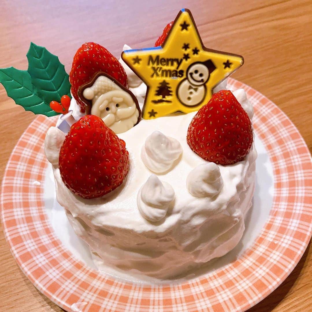 重長智子さんのインスタグラム写真 - (重長智子Instagram)「. . メリークリスマス🎄✨ . 今夜はサンタさんが来るから 8時に消灯😪😪 . さて、準備準備…w . . #おうちでクリパ #メリクリ #クリスマスっぽい料理 #チーズを星型にしただけ #簡単ピザ #息子と手作りケーキ #おうち時間 #サンタさん来るかな」12月24日 21時07分 - tomoko_shigenaga