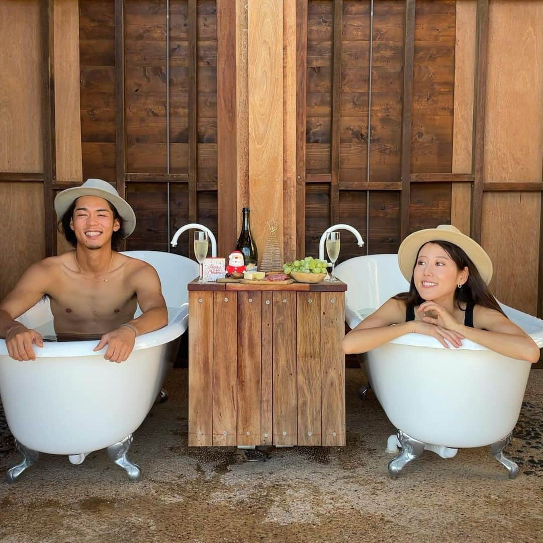 広瀬ななのインスタグラム：「Merry Christmas🎄 It’s very hot out here at this time of the year. But soaking ourselves in these bathtubs with cool water in it at Christmas time was a coolest experience for us. Big thanks to the owner of this Caravan park for keeping this place very unique, clean and beautiful. ・ 真夏のクリスマスに冷たいお風呂🛀  暖かいおもてなしをしてくれたオーナーさんに大感謝💕 ・ #お風呂 #浴槽 #クリスマス2020 #日本を感じる #joytb #jtbaustralia #Australia #juliacreekcaravanpark #オーストラリア一周 #旅暮らし #旅の記録 #outbackqueensland」