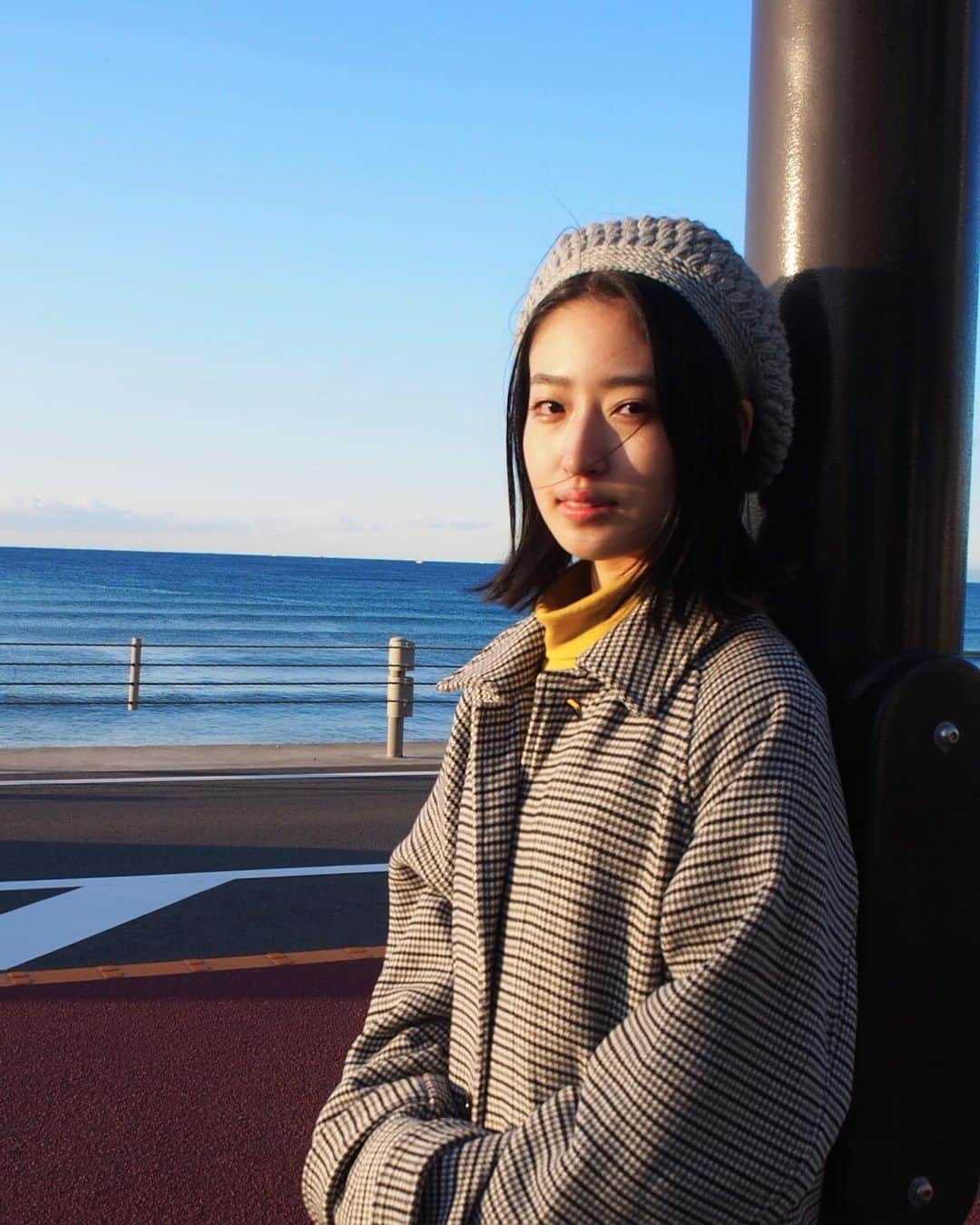 AO のインスタグラム：「おばあちゃんが編んでくれたベレー帽 #冬#海#ベレー帽」