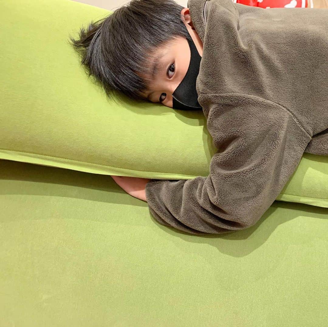 ᴋᴀɴᴀᴋöさんのインスタグラム写真 - (ᴋᴀɴᴀᴋöInstagram)「Christmas Eve 🎄⭐️ 明日の朝、👦🏻👶🏻👦🏻の喜ぶ顔を見るのが 楽しみ🎅🏻🎁 * 私は…欲しかった yogiboを 👨🏻に買ってもらいました🌈 (店内での撮影許可 頂いてます🥰🤳) * 快適すぎて、みんなで 取り合いだよ🤣💕 * #yogibo#yogiboのある生活#ヨギボー#クリスマスプレゼント」12月24日 21時00分 - kanakokko_34_