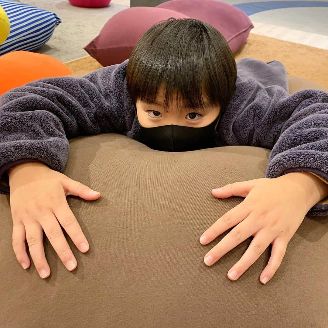 ᴋᴀɴᴀᴋöさんのインスタグラム写真 - (ᴋᴀɴᴀᴋöInstagram)「Christmas Eve 🎄⭐️ 明日の朝、👦🏻👶🏻👦🏻の喜ぶ顔を見るのが 楽しみ🎅🏻🎁 * 私は…欲しかった yogiboを 👨🏻に買ってもらいました🌈 (店内での撮影許可 頂いてます🥰🤳) * 快適すぎて、みんなで 取り合いだよ🤣💕 * #yogibo#yogiboのある生活#ヨギボー#クリスマスプレゼント」12月24日 21時00分 - kanakokko_34_
