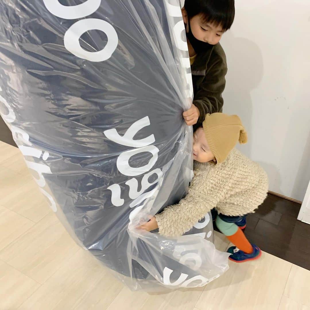 ᴋᴀɴᴀᴋöさんのインスタグラム写真 - (ᴋᴀɴᴀᴋöInstagram)「Christmas Eve 🎄⭐️ 明日の朝、👦🏻👶🏻👦🏻の喜ぶ顔を見るのが 楽しみ🎅🏻🎁 * 私は…欲しかった yogiboを 👨🏻に買ってもらいました🌈 (店内での撮影許可 頂いてます🥰🤳) * 快適すぎて、みんなで 取り合いだよ🤣💕 * #yogibo#yogiboのある生活#ヨギボー#クリスマスプレゼント」12月24日 21時00分 - kanakokko_34_
