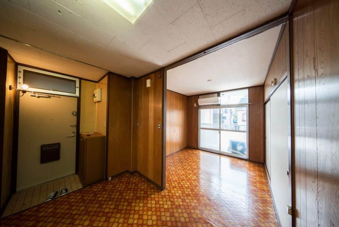せたがやクラソンのインスタグラム：「『メンバーが選ぶ！今年のナンバーワン部屋！🏠〜2020〜』  昨日はインスタライブをご覧いただいたみなさま、ありがとうございました！😊 IGTVにアーカイブしておりますので、お時間ある方はそちらでぜひ。笑  さて、2020年も残すところあと少しですね。 みなさんどんな1年だったでしょうか…😌  今年もクラソンメンバーは、様々なお部屋の内見に行きました。 その総数、294件！🎉 かっこいいお部屋、レトロなお部屋、居心地のいいお部屋…。  いろんなお部屋があった中でメンバーが個人的に 「ナンバーワン！」と思ったお部屋をふりかえってみました！ 来年の目標、メッセージとともにどうぞ🕊  __________________________________________________________________  【たばたの今年のナンバーワン部屋！🏠】  物件タイトル：『愛がとまらない！ 205』  とにかくレトロなお部屋が好きなわたしにささりまくる内装でした…。 内装の中、いたるところがレトロなんですが、中でもリビングのクッションフロア。自分の部屋に敷きたくて調べたこともあるんですが、売っているところ見つけられないんですよね…。この柄。（売っているところ知っていたらぜひ教えてください…！） この柄の床と、木の壁が最高に合っていて、本当に住みたかったなぁ〜。  __________________________________________________________________  🌅来年挑戦したいこと 岡山県出身なので岡山の歴史を調べたいです。犬神家の一族！  🗣みなさまへひとこと いつも「せたがやクラソン」をみていただき本当にありがとうございます。お部屋をご紹介させていただいたみなさま、素敵な日々を過ごされているといいなあ…💭来年はもっと利用しやすいサイトを目指してがんばります！🙌  ▶️次回ははせがわのナンバーワンです。乞うご期待💪 __________________________________________________________________  #せたがやクラソン #せたがやンソン #賃貸 #お部屋探し #オンラインお部屋探し  #引っ越し #内見 #部屋 #ワンルーム #ひとり暮らし #ふたり暮らし #好きな街 #暮らしを楽しむ #キッチン #家具 #世田谷 #賃貸インテリア #リノベーション #コンシェルジュ #世田谷のお部屋探し #ゆく年くる年 #松陰神社前 #ナンバーワン #部屋の写真 #感謝 #レトロインテリア」