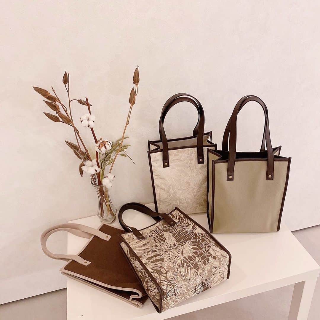 Vannie Officialのインスタグラム：「【VANNIE U 　パイピングトートバッグ】2,300+tax ⠀  いつものコーデにプラスするだけでトレンドライクなコーデが完成するパイピングトートバッグ♪ 合皮のアウトラインがデザインにメリハリを与え、シンプルながら持つだけでオシャレさがUPするアイテム♡ ジャガード柄の2色と、シンプルな無地の2色でご用意しました♪ A4サイズのらくらく入るサイズでマチもあるので、通勤や通学にもオススメ◎ ⠀ ⠀ ⠀ #vannie_u#ヴァニーユー #ZOZOでしか買えない⠀⠀  お問い合わせはDMまでご連絡ください‪‪☺︎‬」