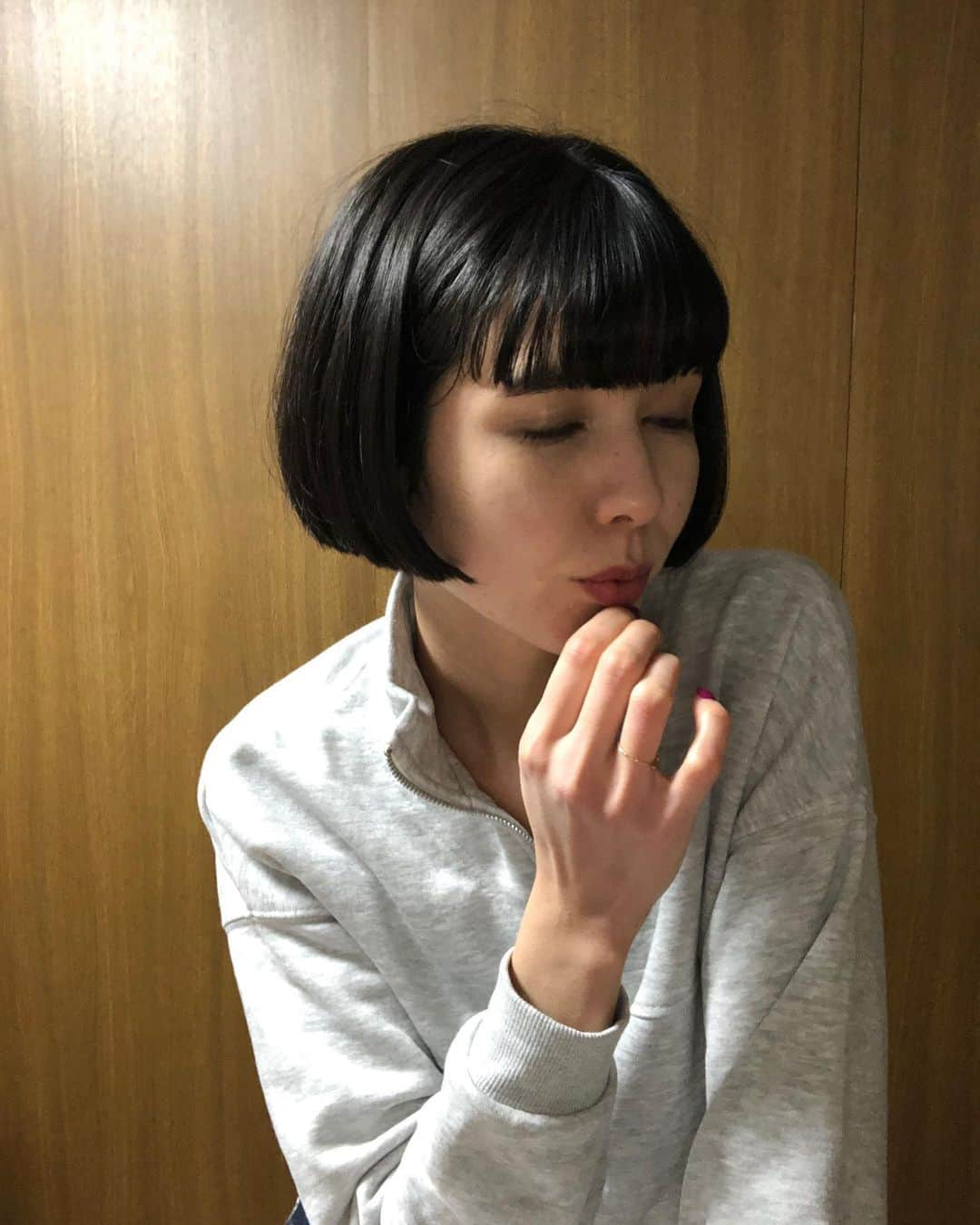 橘モニカさんのインスタグラム写真 - (橘モニカInstagram)「最近髪を長めに切ってたけど、休みだから久しぶりに短くした〜 (2枚目の写真は、顔についてる猫の毛を取ってる) I’ve been cutting my hair a bit longer these past few months, but I cut them shorter for the holidays~ (The second picture is me taking the cat hairs off my face) . . . . . #shorthair #bangs #blackhair #style #fashion #model #motherofcats #ショートヘア #前髪 #黒髪 #スタイル #ファッション #モデル #스타일 #패션 #모델 #일상」12月24日 21時08分 - monikatachibana