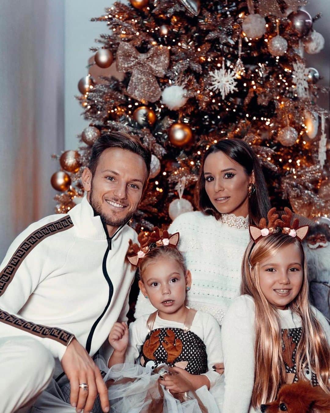 イヴァン・ラキティッチのインスタグラム：「The Rakitic-Mauri family wishes you a Merry Christmas! / La familia Rakitic-Mauri os deseamos, de todo corazón, una Feliz Navidad! 👨🏼👩🏻👧🏼👧🏼🐶🐶🎄🎅🏼🎁❤️ #Christmas #Navidad #IvanRakitic #LaFamiliaUnidaJamasSeraVencida」