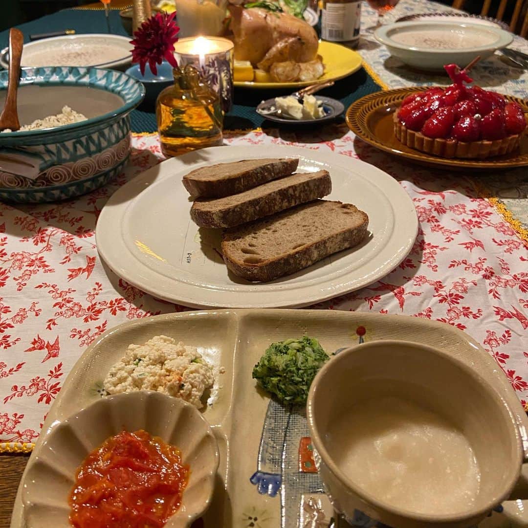 ラブリのインスタグラム：「離乳食もクリスマスカラー🥦🍅 家族初めましてのクリスマス、 気合いが入ってるのはひたすらに両親のみ😇」