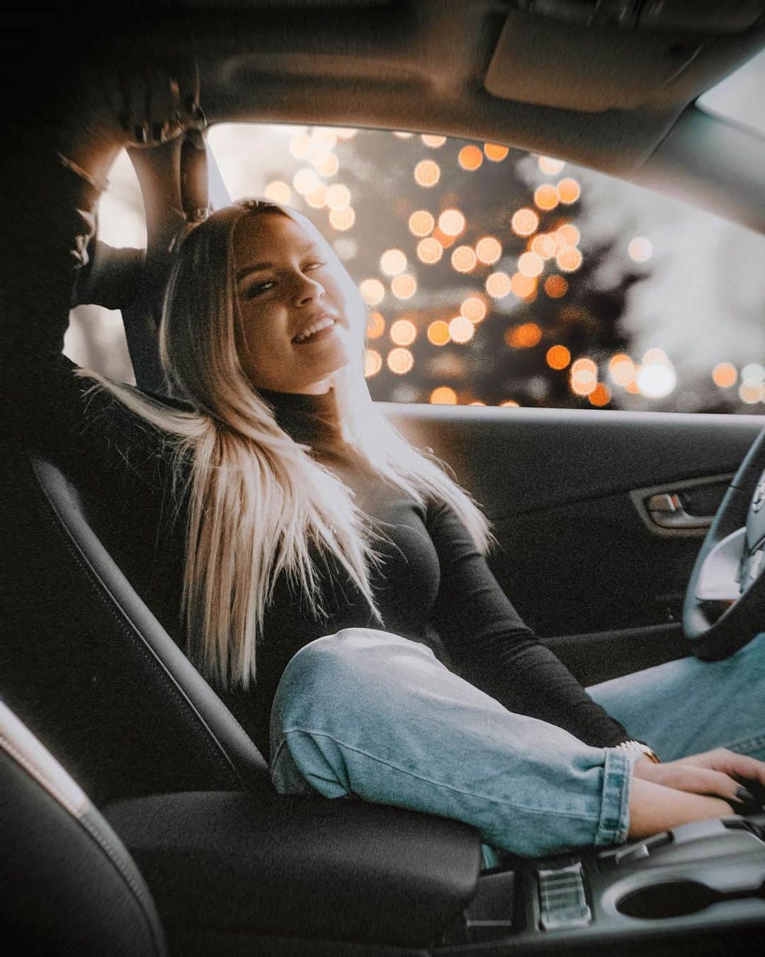 Dagi Beeのインスタグラム：「𝐉𝐈𝐍𝐆𝐋𝐄 𝐁𝐄𝐄 🎅🏼✨ - 𝐓𝐀𝐆 𝟐𝟒 a n z e i g e - ICH WÜNSCHE EUCH ALLEN FROHE WEIHNACHTEN🎄🎅🏼✨  Und heute im 24. Türchen könnt ihr was ganz besonderes gewinnen … EINEN NEUEN HYUNDAI KONA Elektro* für ein Jahr 😍  Dieser lädt** in nur 47 Minuten von 10% auf 80% und hat eine Reichweite von über 480 km!   𝗜𝗵𝗿 𝘄𝗼𝗹𝗹𝘁 𝗱𝗲𝗻 𝗛𝘆𝘂𝗻𝗱𝗮𝗶 𝗞𝗢𝗡𝗔 𝗳ü𝗿 𝟭 𝗝𝗮𝗵𝗿 𝗴𝗲𝘄𝗶𝗻𝗻𝗲𝗻 ?? 𝗗𝗮𝘀 𝗺ü𝘀𝘀𝘁 𝗶𝗵𝗿 𝘁𝘂𝗻:   1️⃣ Folge MIR & @hyundai_de 2️⃣ LIKE dieses Bild 3️⃣ Kommentiere einen Emoji (DU kannst auch mehrfach kommentieren, JEDER nimmt teil) 💪🏻   Der Gewinner wird in einer Woche, am 𝟑𝟏.𝟏𝟐 ausgelost und veröffentlicht. Ganz viel Glück! 🖤   Stromverbrauch für den Hyundai KONA Elektro: kombiniert: 14,7-14,3 kWh/100 km; CO2-Emission kombiniert: 0g/km; CO2-Effizienzklasse: A+. Die angegebenen Verbrauchs- und CO2-Emissionswerte wurden nach dem vorgeschriebenen WLTP-Messverfahren ermittelt. *Unentgeltliche Überlassung für 1 Jahr ab Fahrzeugübergabe; Gewinner hat die Verbrauchskosten selbst zu tragen. **Ladedauer an einer Ladestation mit mind. 70 kW.  Teilnahmebedingungen: www.keinhype.de/teilnahmebedingungen-dagi  ————————————————————————————————— Im gestrigen 𝐉𝐈𝐍𝐆𝐋𝐄 𝐁𝐄𝐄 - 𝐓𝐀𝐆 𝟐𝟑 🎅🏼✨ Türchen, konntet Ihr einen @wood.you.love Gutschein im Wert von 2.500 EUR gewinnen und euch deinen Traumtisch nach Maß anfertigen lassen 😍  𝗛𝗜𝗘𝗥 𝗱𝗲𝗿 𝗚𝗲𝘄𝗶𝗻𝗻𝗲𝗿 : @leonie.bth  HERZLICHEN GLÜCKWUNSCH 🖤」