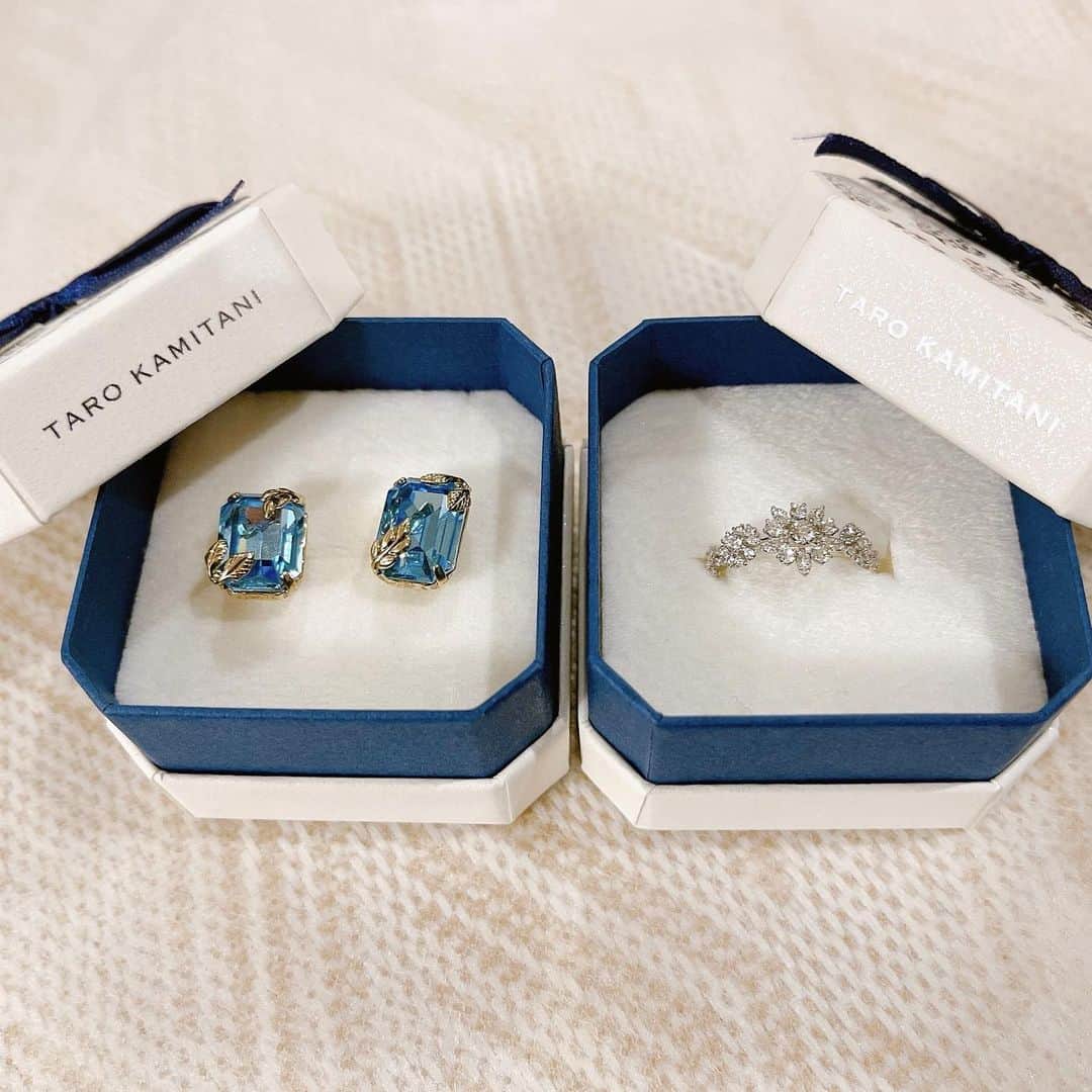 のインスタグラム：「主人からクリスマスプレゼントに指輪貰いました💍キラキラすぎてびっくりした😂婚約指輪は普段使いできるようにエンゲージ用じゃないのにしてもらったからこんなキラキラを持つのは初めて 結婚式の時にティアラを作ってもらった @tarokamitani_tiaradesigner さんのリング✨　ピアスはタロウさんからプレゼント😭✨✨ありがとうございます❣️ いつもジャージばっかり着てオシャレする機会がないからどちらも私にはキラキラしすぎててもったいない😂いつも見えるように飾っておきたい✨着けれる機会があったらいいな😊 メリークリスマス🎄  #クリスマス #クリスマスプレゼント #tarokamitani」