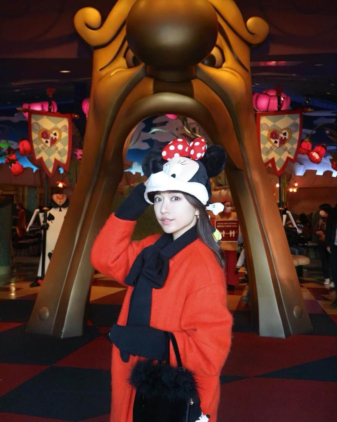 長野真琴のインスタグラム：「﻿ ﻿ ﻿ Merry Christmas🎄❤︎﻿ ﻿ ﻿ 真っ赤のコートと﻿ 合わせてミニーコーデ🤶🏻♥️﻿ ﻿ ﻿ ﻿ ﻿ ﻿ ﻿ ﻿ #tdl #disney #1224」