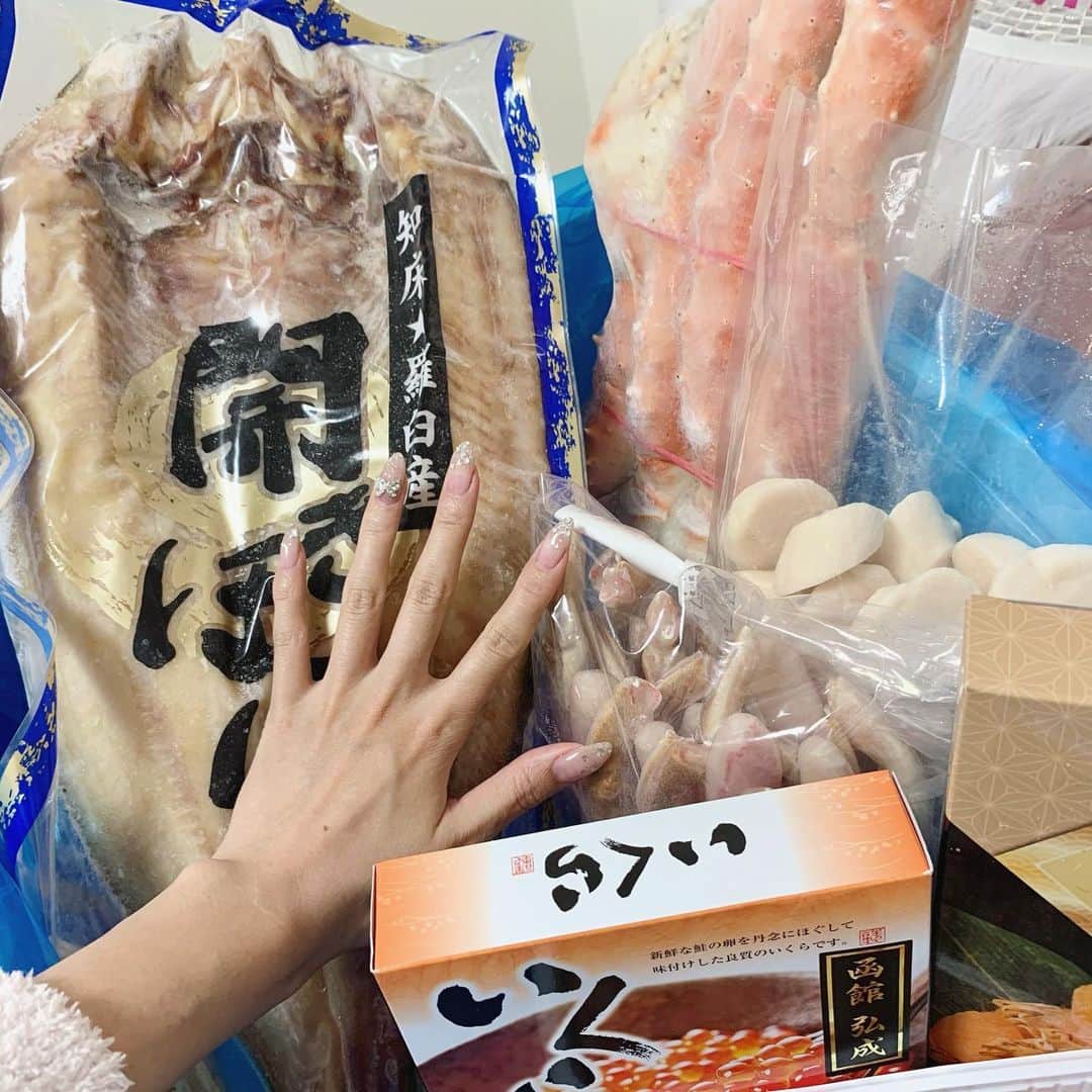 吉川ちかさんのインスタグラム写真 - (吉川ちかInstagram)「北海道の味覚をお届けしてくれる KOSEIっていうお店で (@kosei_food1 ) 豪華な海鮮セットを頼みました🥺💓 . 私は明日のクリスマスに みんなで食べる事にしたよ🙌💕 とにかくボリューム凄いし 巨大だからひとりでは無理だったから みんなで食べることにしたよ🤤💓 . カニ(ポーション)とイクラと ホタテだけ 先に食べちゃいましたが めちゃくちゃ美味しかった😭💓 . ボリュームすごすぎ！！！ . #海鮮#海鮮セット#年末年始に#豪華な食事 #海鮮料理 #海鮮グルメ #お家に届く#素晴らしい#美味しかった」12月24日 21時09分 - yoshikawachika_1116