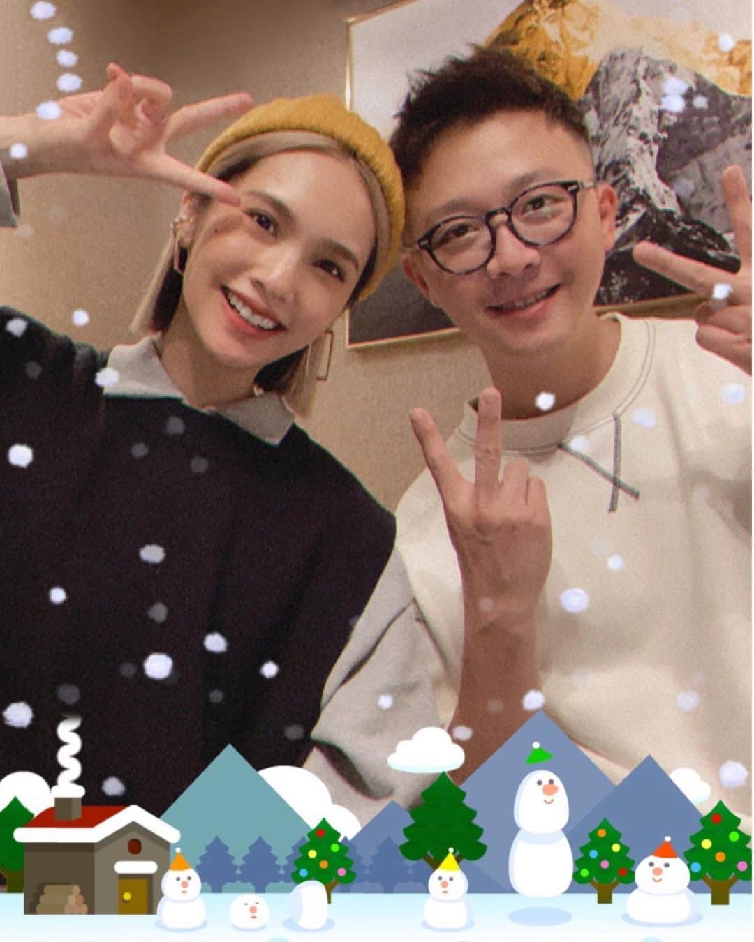 レイニー・ヤンのインスタグラム：「🎅🏻🎄 不意外的 我和金一起過節 並很應景的拍了幾張聖誕氣息照 祝大家聖誕快樂 平安健康幸福喔  #merrychristmas  #聖誕快樂」