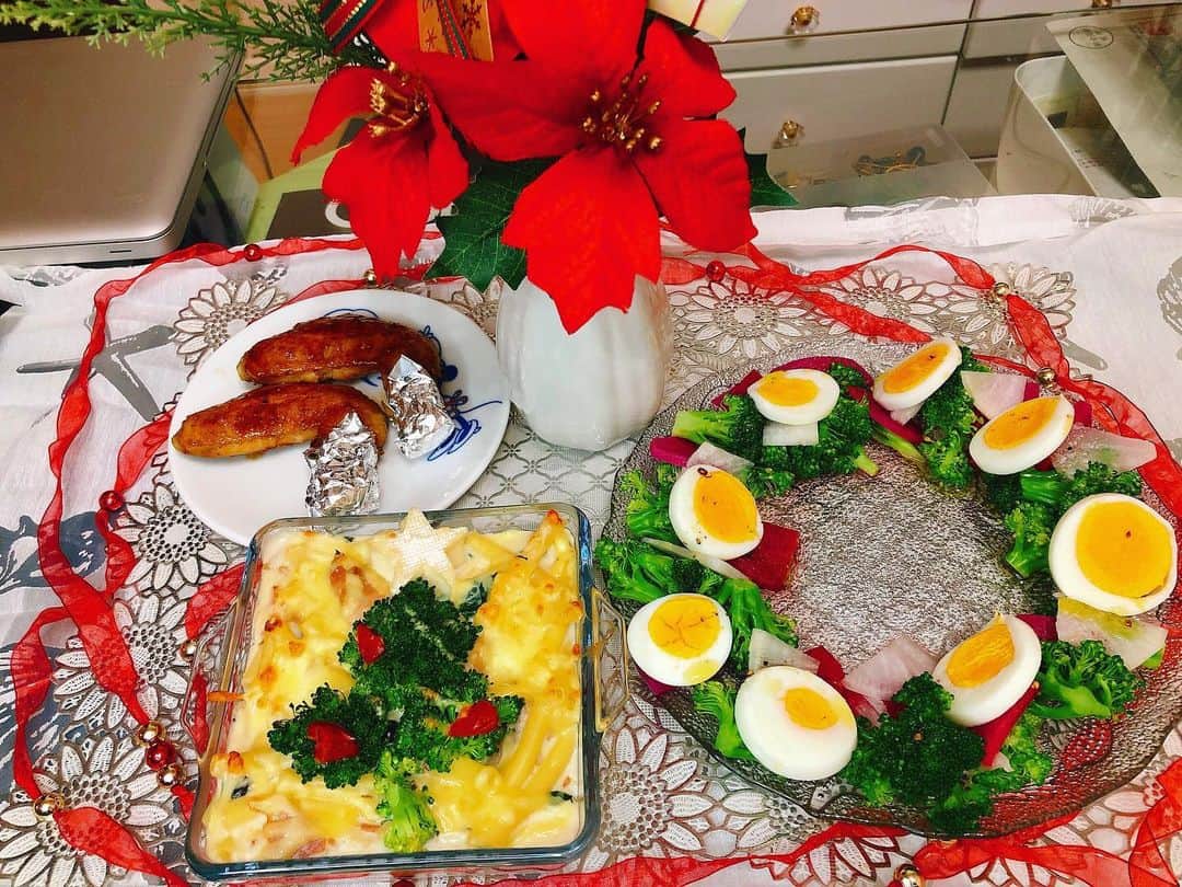 佐野千晃のインスタグラム：「クリスマスイヴ🎄﻿ ﻿ なのでクリスマスっぽいご飯🤤﻿ ﻿ ケーキ12cm買ってきたけど食べきれず、、、🤔笑﻿ ﻿ #ちゃー飯 #チャークッキング #yummy #Delicious #good #love #handmade #made #in #moana #instagram #instagohan #instafood #クリスマス #クリスマスご飯 #Christmas」