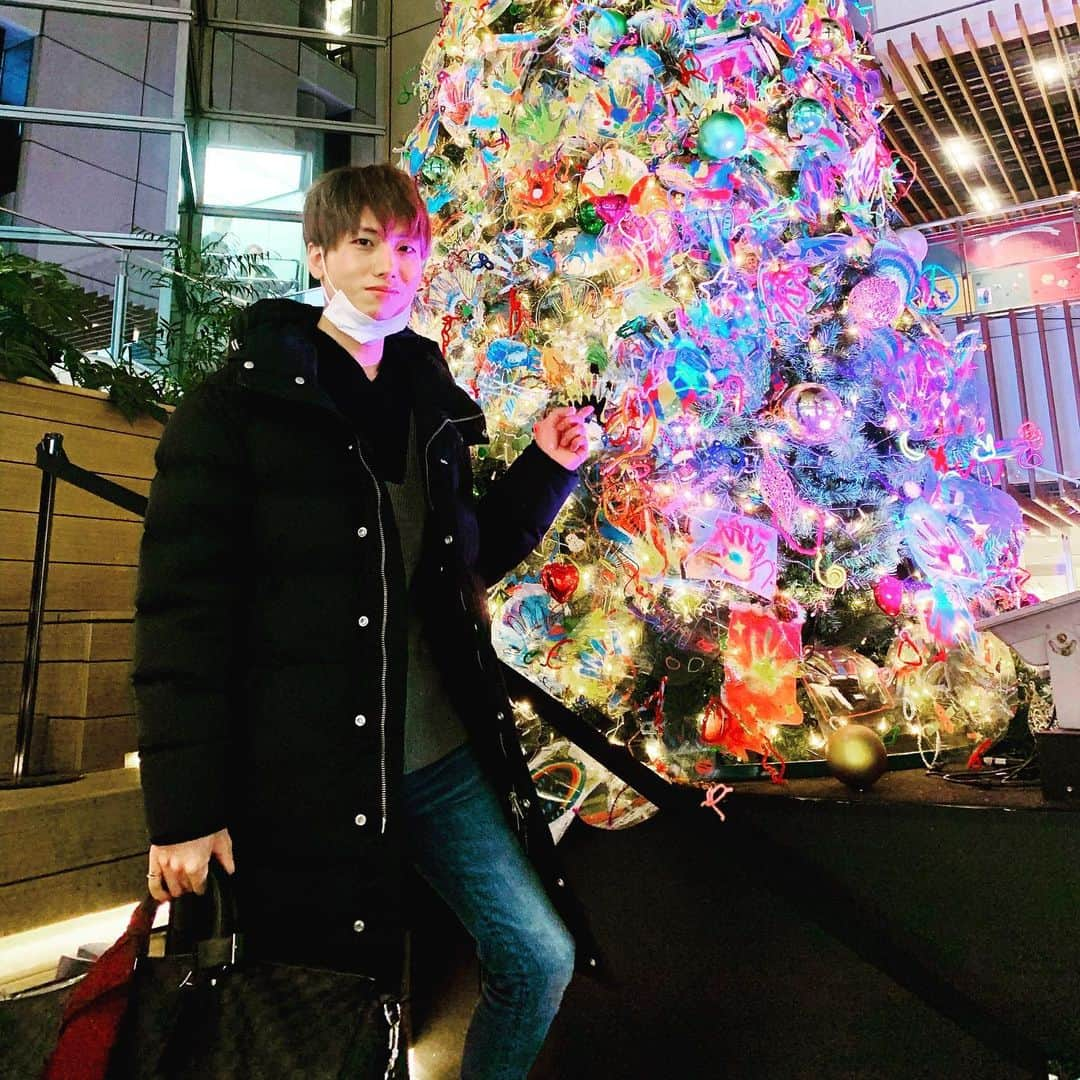 関根慶祐（K-SUKE）さんのインスタグラム写真 - (関根慶祐（K-SUKE）Instagram)「メリークリスマス🎄 とか言ってるやつら爆発しろおおおおお  #merrychristmas🎄 #クリスマスツリー  #川崎　#川崎駅 #keepall #keepall55 #louisvuitton #emporioarmani #zara #allsaints #allsaintsjapan」12月24日 21時10分 - ksukeshirayuri