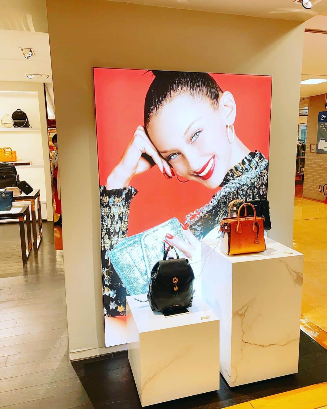 のインスタグラム：「shopping  今日は百貨店ケーキ行列だった！ 上の階は空いてた✨⭐️🧡娘のサンリオショップいく途中のちょっと寄り道💕💕💕笑笑🎄  デパコスコーナーもクリスマスコフレ予約なしでかえるぶんまだ販売してて横目でチラチラみなが愛用品だけ買ってきた✨😆🧡あと、最近かった服も一緒にポスト！！  #大人コーデ #ショップ #買い物 #おきがくらぶ  #デパート #お洒落 #ファッション #michaelkors #置き画#katespade #大人綺麗  #大人可愛い #fashionable #세련된 #置き画くら部  #百貨店 #デパート #chanelmakeup #大人カジュアル #chanel #fashion  #l4l #置き画 #置き画倶楽部 #windowshopping  #ファッション好きな人と繋がりたい  #購入品  #お洒落な人と繋がりたい #服好きな人と繋がりたい #ショッピング #お洒落#シャネルコスメ #shopping」