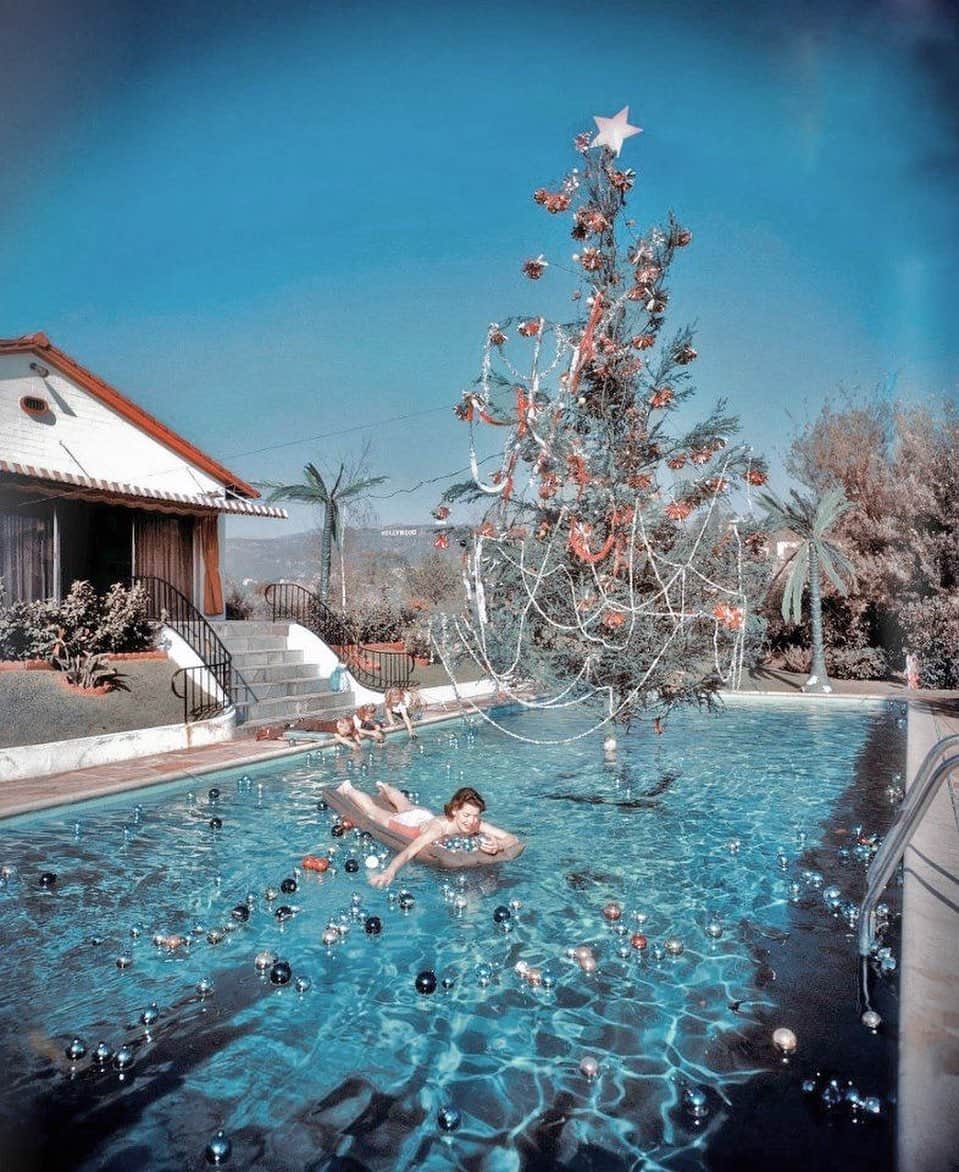 A N N A A M È L I Eのインスタグラム：「We wish you a Merry Christmas with our favorite photo from 1955 ✨🎄 🌴#slimaarons」