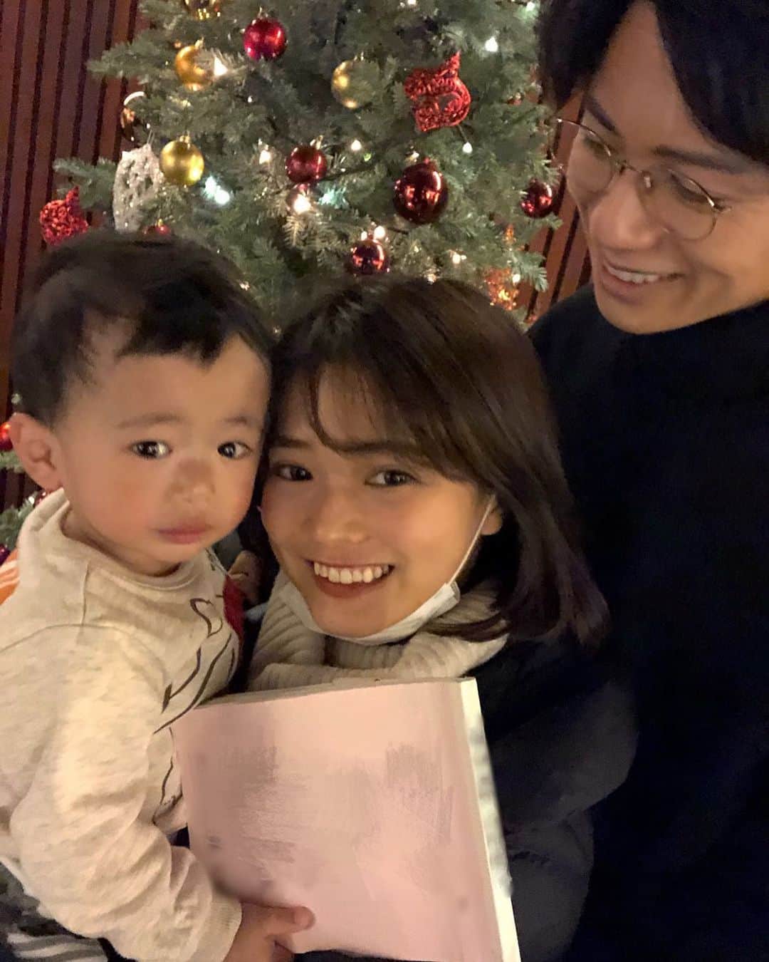片山良平のインスタグラム：「今年もサンタが宅配ボックスにちゃんと届けてくれました🎅 #merrychristmas #サンタ #🎁🎁🎁」