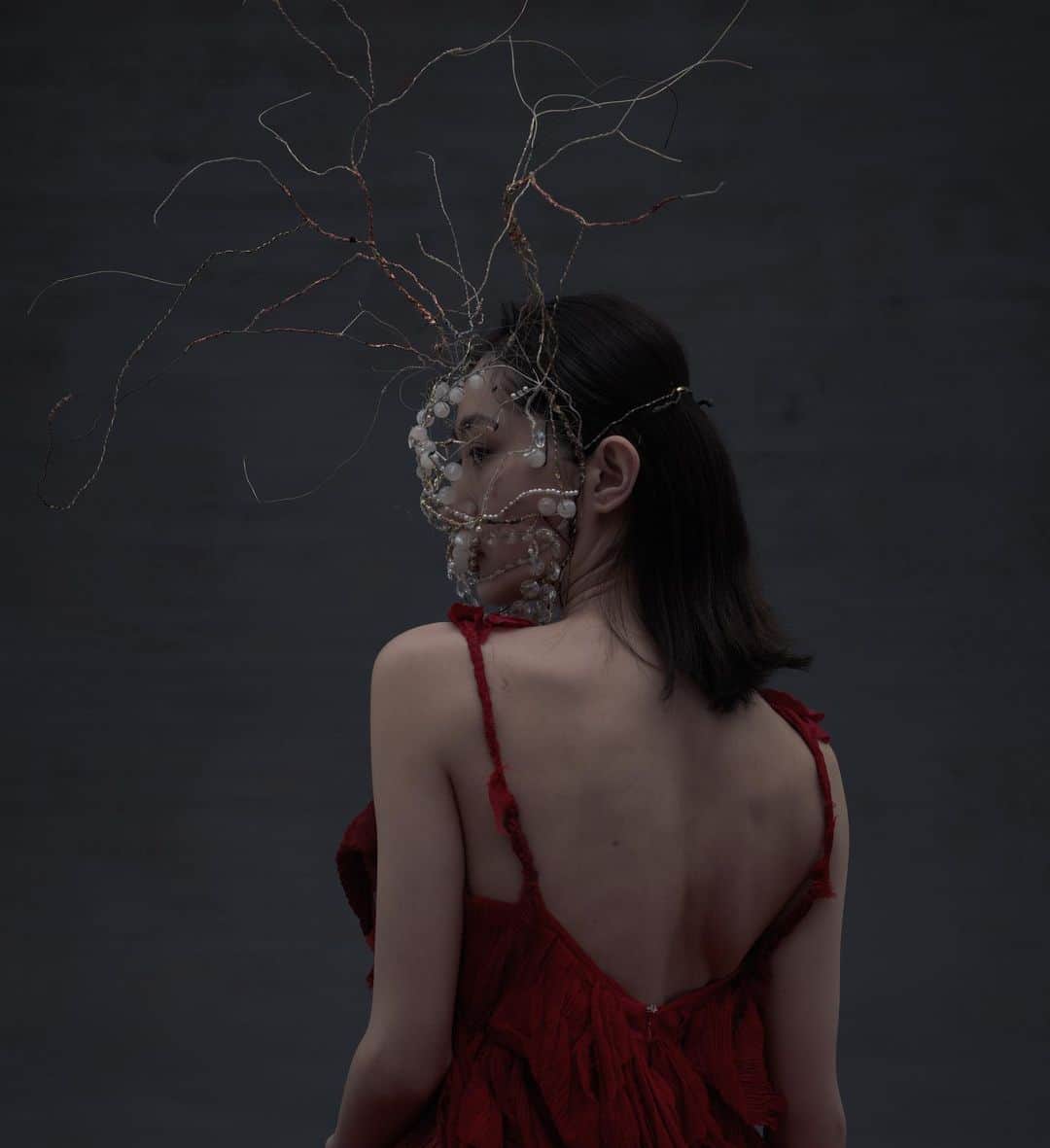 ARAKI SHIROのインスタグラム：「silent night. . . . ph @yamadakei  md @mkm_mentai93  h&m @yanase.alicia.miki  costume&headpiece by me . . . #ARAKISHIRO#FUKUOKA#costume#costumedesign#衣装#コスチューム#コスチュームデザイン#アラキシロウ」