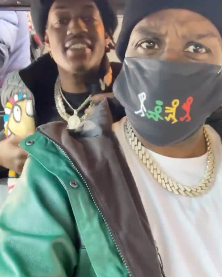 ファンクマスター・フレックスのインスタグラム：「VIDEO SHOOT: This guy has a unique personality! Super persistent at times 😂😂😂😂and he’s making good music! FunkFlex / @sosageek_ New off my album! 🎥 @juganot !!!! @qtip sending me the “correct” mask! @tatwza on the behind the scenes! @djhrnyc on the audio! WHO ELSE SHOULD I PUT ON MY ALBUM?」