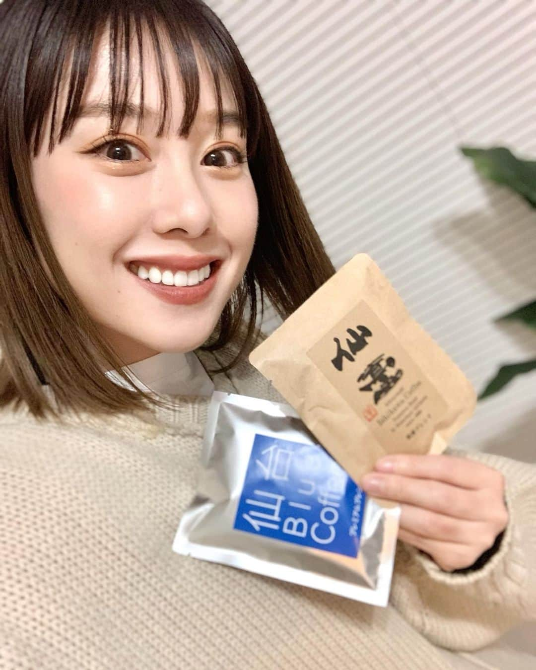 峰麻美のインスタグラム：「宮城県石巻市にある珈琲工房いしかわさんのドリップコーヒー☕️  普段あまりブラックコーヒーは飲まない（飲めない）んだけど、ここの珈琲はお砂糖やミルクなしでも飲みやすいブレンドが多くて本当に美味しいです✨  特に宮城ブレンド（仙台っぽいイラストのやつ）がお気に入り！！  パッケージもオシャレなのでお土産にもおすすめですよ🙆‍♀️  みなさんメリークリスマス🎄  #coffee #gift #cafestagram  #珈琲工房いしかわ  #石巻 #宮城 #ブラックコーヒー #大人の味」