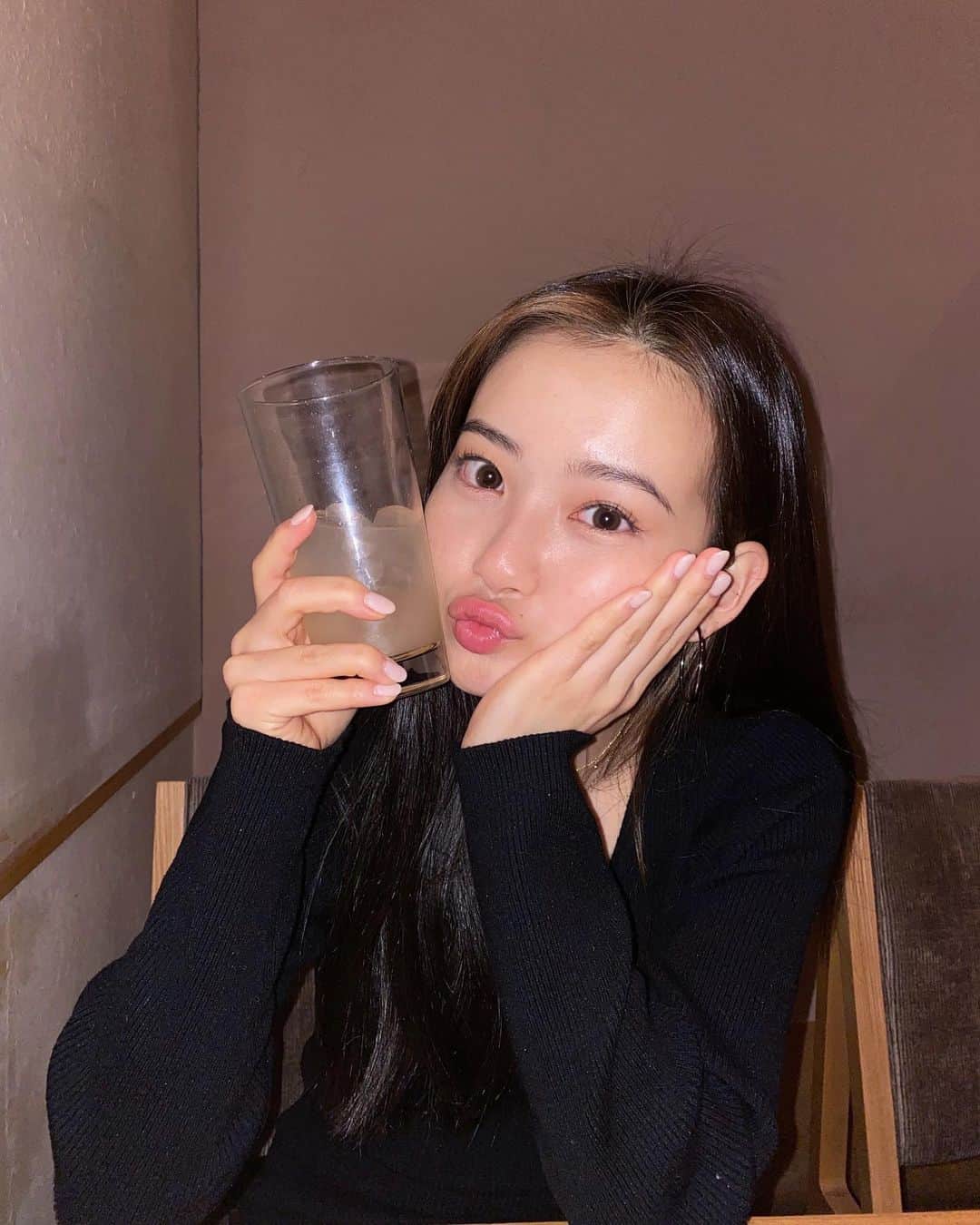 青山舞莉のインスタグラム：「最近覚えたフレーズ「ソーダ割りで🤍」  変な顔すみません笑  #ミーの毎日」