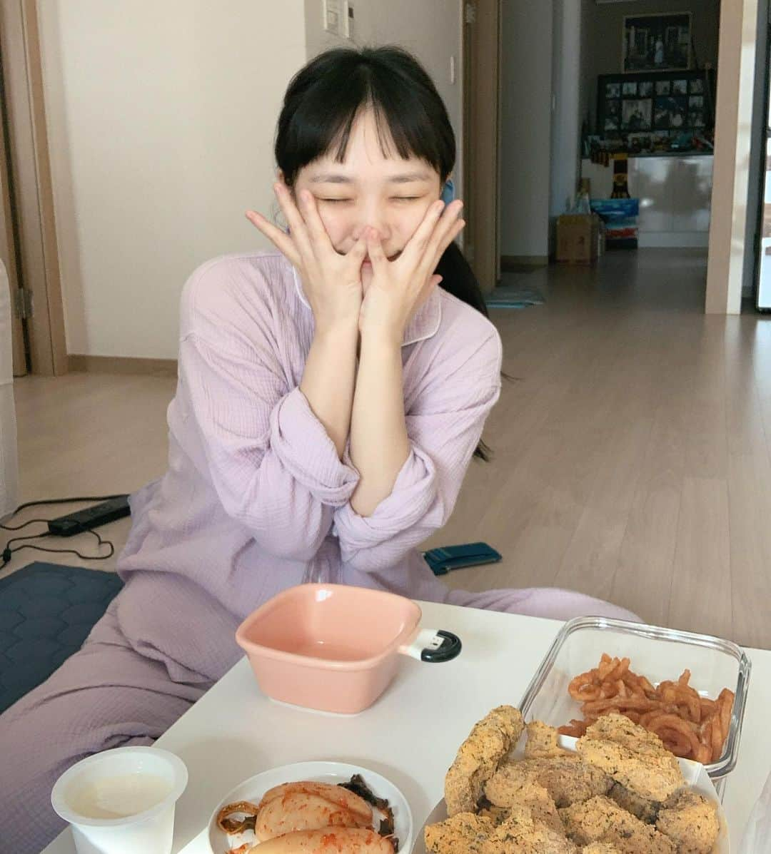 などちゃん（이선형／イソンヒョン）さんのインスタグラム写真 - (などちゃん（이선형／イソンヒョン）Instagram)「뿌링클 알탕 불고기 그리고 와인🎄🍷🎅 오늘 자고 일어나면 선물이 와있겠지? ｡^‿^｡ @coe.seungmo 설마 내가 이렇게 일년을 잘 살았는데 산타가 선물을 안주실리가 없지 그치 오빠 @coe.seungmo」12月24日 21時24分 - nado_odo