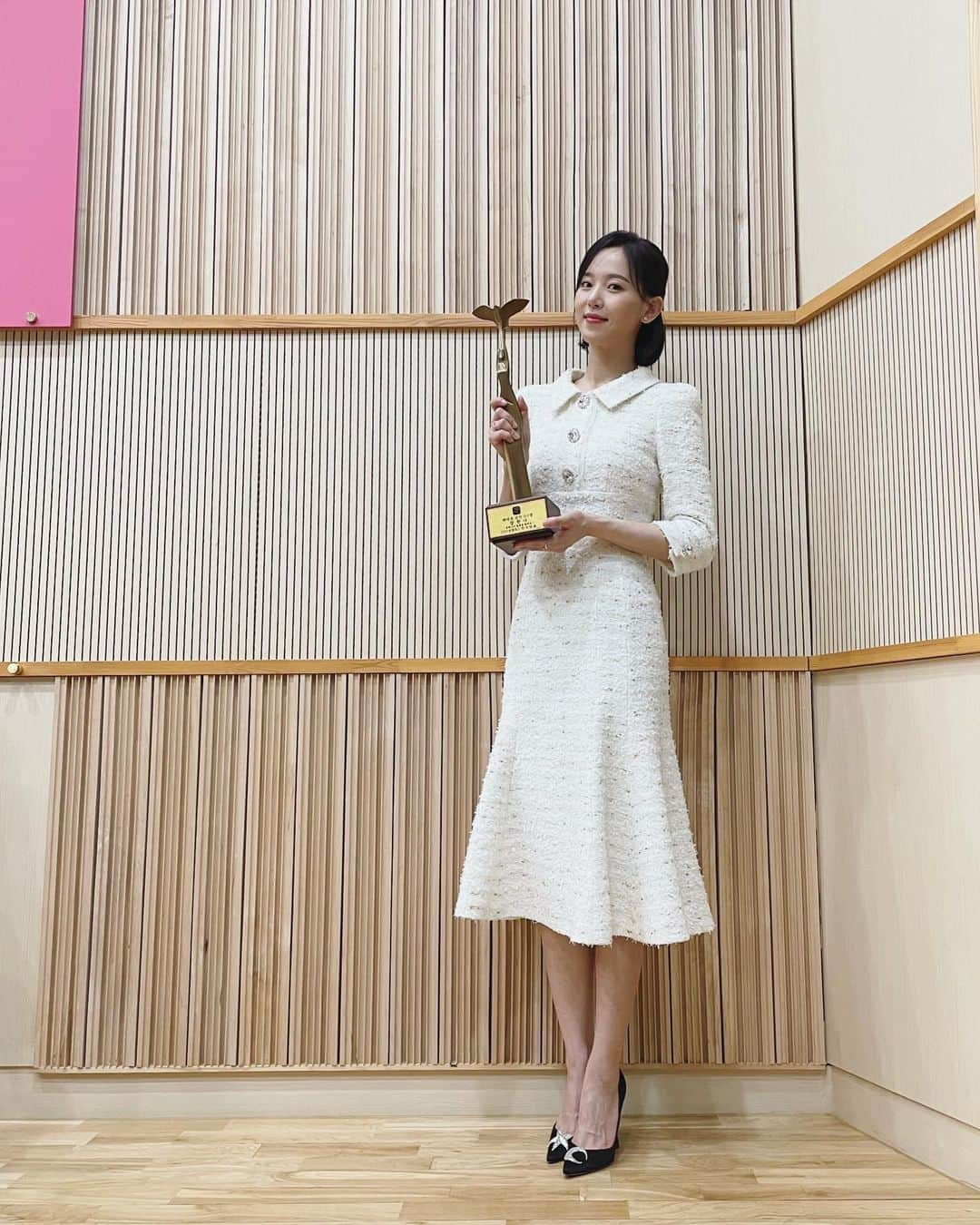 カン・ハンナさんのインスタグラム写真 - (カン・ハンナInstagram)「KBS 라디오 신인DJ상! 감사해요🐥🏆 앞으로도 매일 저녁 8시-10시엔 저 한디와 함께 해주세요🥰  @volumeup891 #강한나의볼륨을높여요」12月24日 21時24分 - k_hanna_