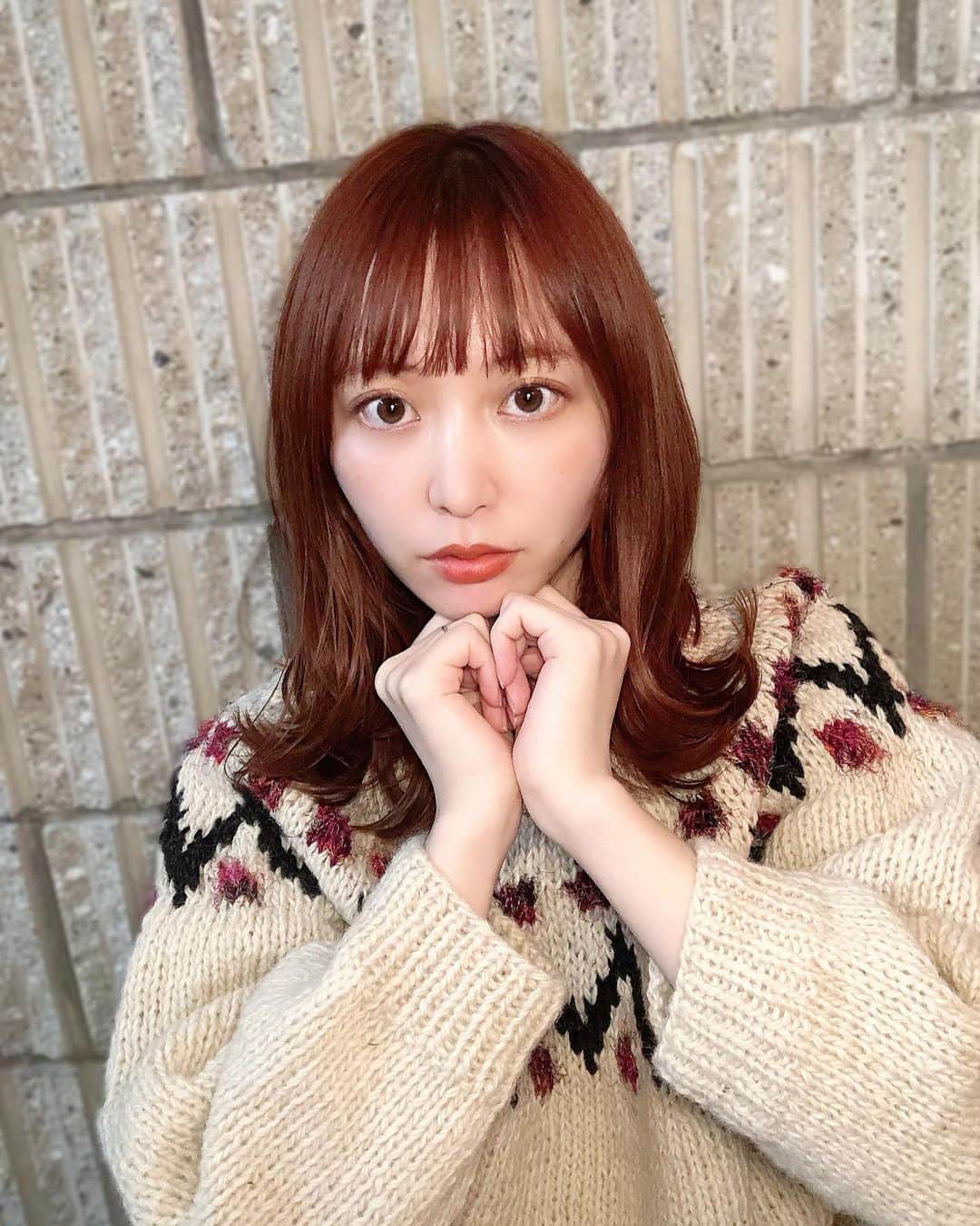 木村ミサのインスタグラム：「20代最後のわたし。  髪の毛を綺麗にしました。‪✂︎‬ 2020年いっぱいはオレンジで🍊 聡さん今年もお世話になりました @lecotokyo   20代はこれからも大切にしていきたい人にたくさん出会えた。私と出会ってくれて仲良くしてくれてありがとう🐰  今日はイブだけど私にとっては今日がクリスマス🎄 サンタさんプレゼントまってるね 🎅🏻  はっぴーめりーくりすます！  #hair #haircolor #haircut #hairstyles #orange #orangehair #ヘアカラー #オレンジヘア #クリスマス #ハピメリ  #selfie」