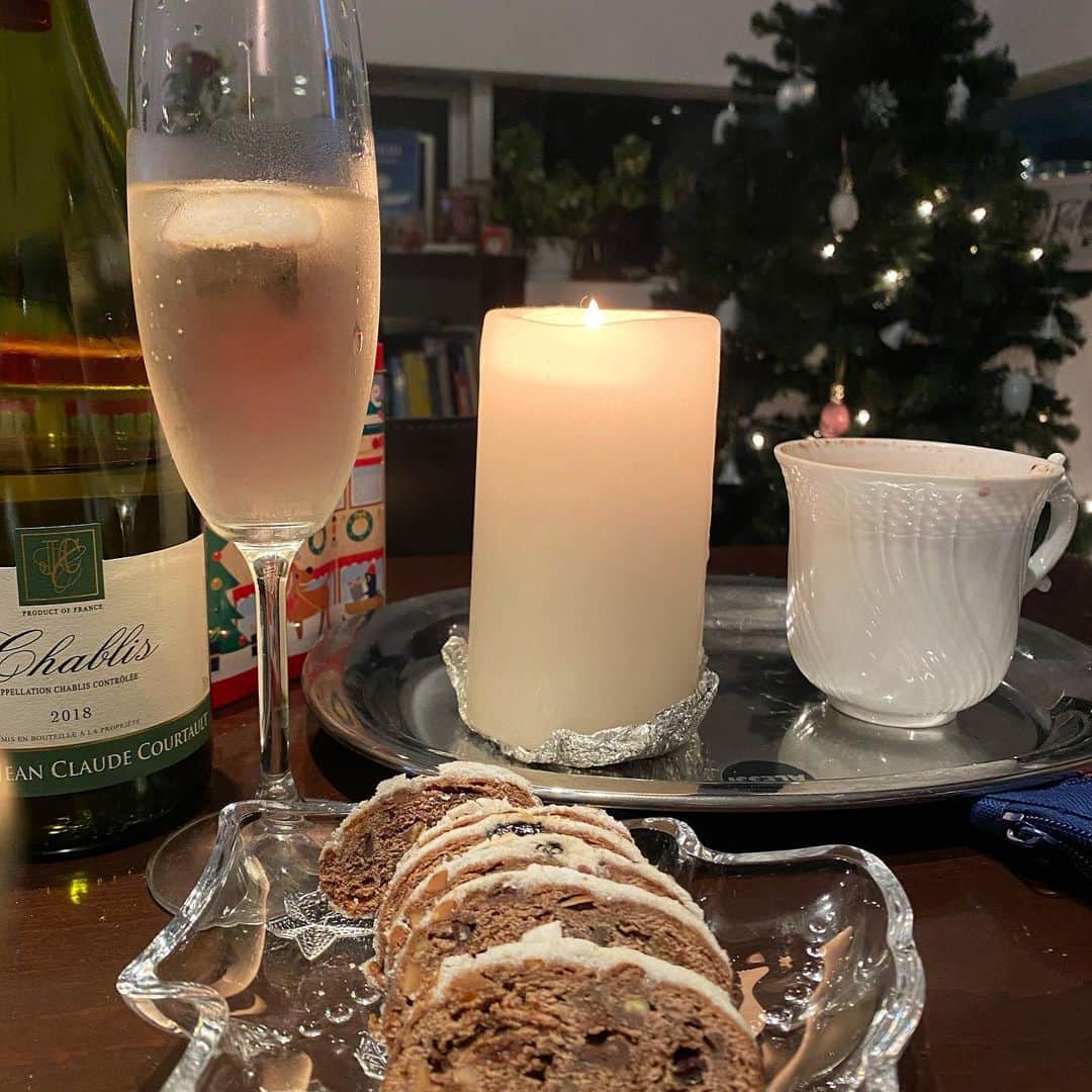 松川浩子さんのインスタグラム写真 - (松川浩子Instagram)「Merry Christmas 🎄  皆さま 素敵な夜を お過ごし下さい。  こちらは　 サンタさんを迎える準備 ココアとワイン どちらか選んでもらうそうです。  シュトーレンもどうぞ！  サンタさん お疲れ様です😛  #クリスマスイブ#サンタさんへ#ドキドキでまだ寝てくれない#先にもらったプレゼントを開けようとする#お菓子はもう開けてしまった#明日は６時に目覚まし」12月24日 21時17分 - hiroko_matsukawambs