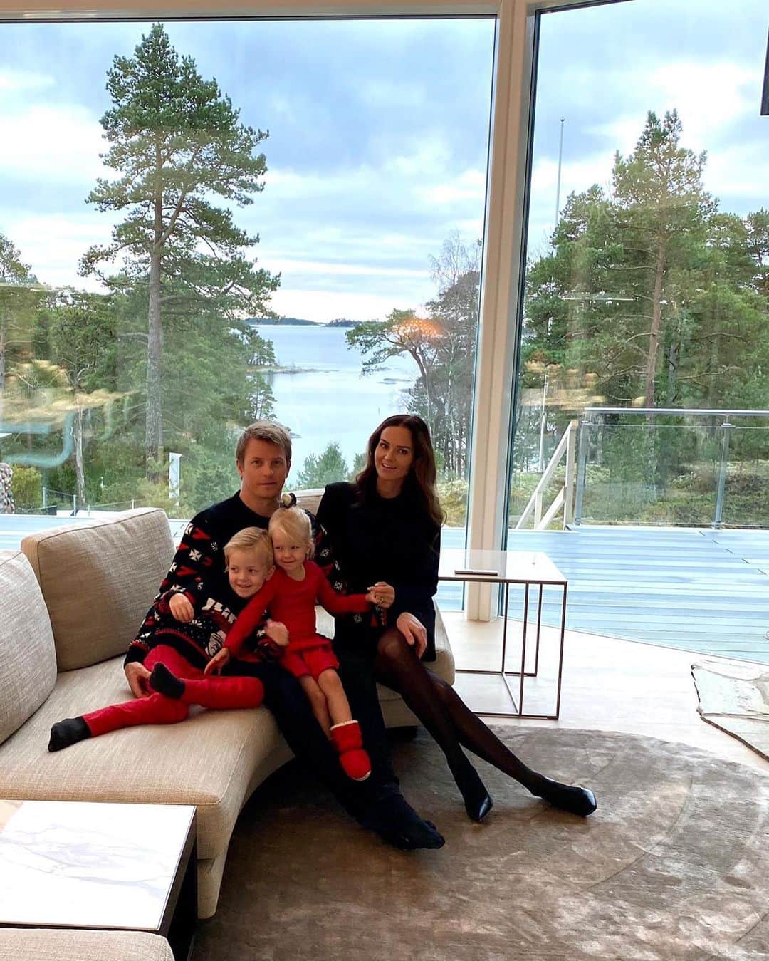 キミ・ライコネンのインスタグラム：「Merry Christmas from family RAI. Stay classy!」