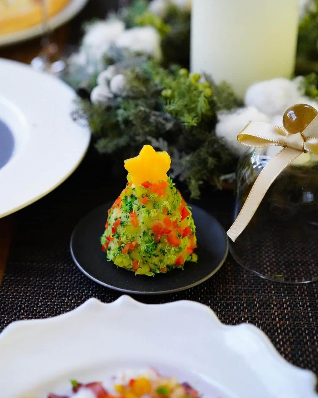 Ayaさんのインスタグラム写真 - (AyaInstagram)「クリスマスディナー🎄﻿ ﻿ ﻿ こんばんは😊﻿ ﻿ ﻿ 日曜日が唯一家族が揃う日だったので、日曜日に一足先にクリスマスパーティーをしました！﻿ ﻿ ﻿ 先に何度かクリスマスパーティーをしていてすっかりネタ切れ🤣﻿ ﻿ ということで、いつもとほぼ同じメニューでチャチャっと作る予定だったのに、出来たのは日没後😂﻿ #捌けん﻿ #真っ暗﻿ ﻿ 全体をハッキリ写したいのに見事にピンボケ🤣﻿ 普段オート撮影なので、撮影条件が変わると最適な設定がわからない〜🤣﻿ #誰か教えて﻿ ﻿ ﻿ メニュー﻿ 厚切りローストビーフ﻿ チキンのコンフィ﻿ タコのカルパッチョ﻿ カマンベールピザ﻿ ツリー仕立てのポテトサラダ﻿ シャドークイーンのポタージュ﻿ ハッセルバックポテト﻿ ブッシュドノエル　﻿ フルーツケーキ﻿ ﻿ ﻿ ポテトサラダ、ポタージュ、ハッセルバックポテトは長崎にある、じゃがいものまつながさん　@jaganomatunaga のカラフルジャガイモを使いました😊﻿ ﻿ こちらのじゃがいも、本当に美味しいし、カラフルでそれぞれの特徴がしっかりしているのもお気に入り❣️﻿ ﻿ ケーキはブッシュドノエルにしました😊﻿ ﻿ ﻿ そして、イブの今日はフライドチキンを作りました😆﻿ ﻿ 旦那さんが帰宅したので今からケーキを食べます🐷﻿ ﻿ それでは、よいクリスマスイヴをお過ごしください🥰✨﻿ ﻿ ﻿ 前picのお返事が遅れていてごめんなさい🙏﻿ コメントはお気遣いなく😊✨﻿ ﻿ ﻿ ﻿ #手作り#手作りケーキ#晩ご飯#クリスマスディナー#クリスマス#ホームパーティー#手作りピザ#おうちごはんlover#マカロニメイト#ロカリ#フーディーテーブル﻿#元気いただきます九州沖縄  ﻿」12月24日 21時18分 - aya_m08