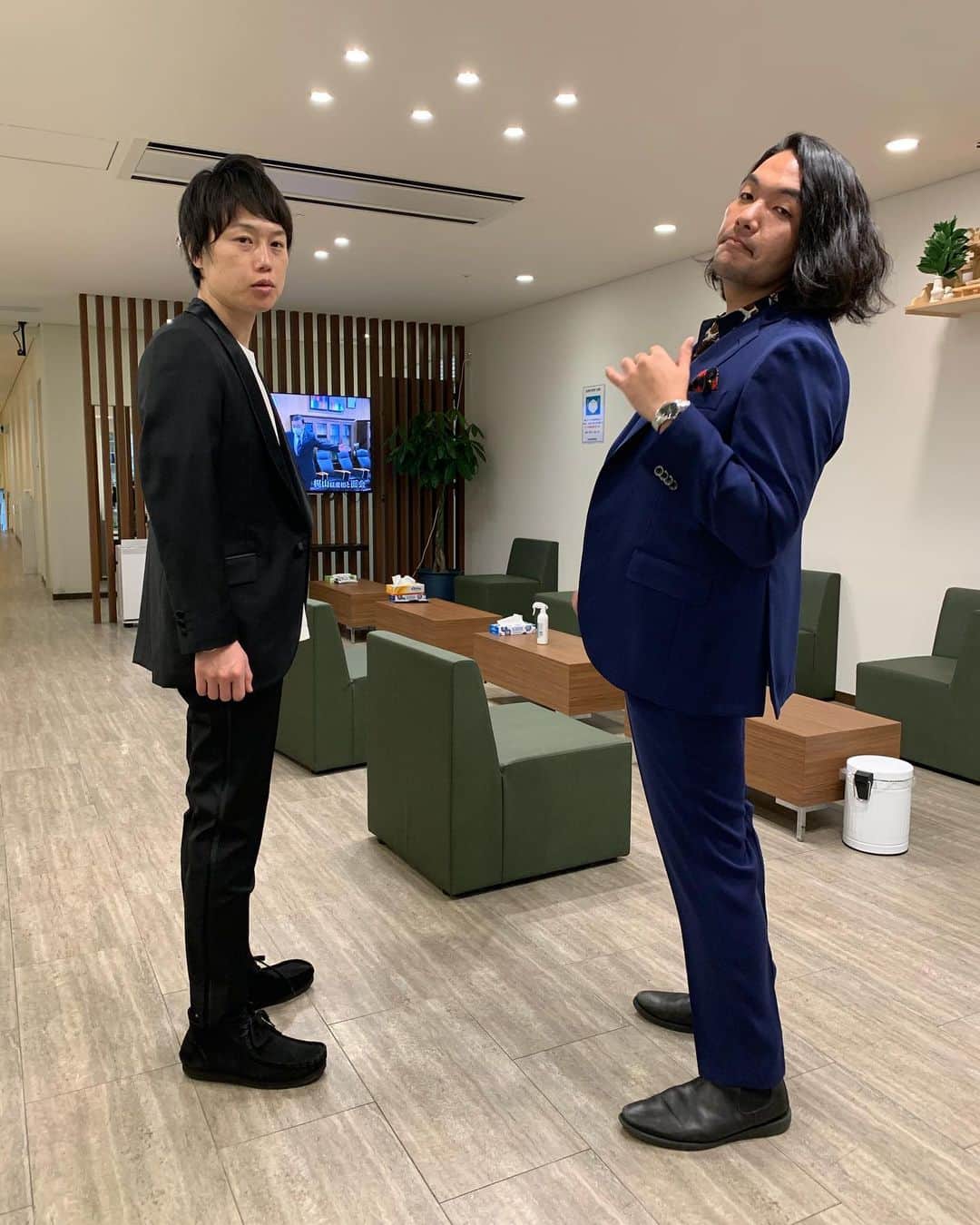 盛山晋太郎のインスタグラム：「M-1の余波。盛山のスーツが青か紫か論争。日本一どうでもよくて日本一少人数で交わされてる議論。 僕は完全に青のつもりなんですが、皆さんはどうですか。  #メリークリスマスイブ #毎年えむわんはオーダーメイド #サムライビスポーク　さん #いつもありがとうございます」