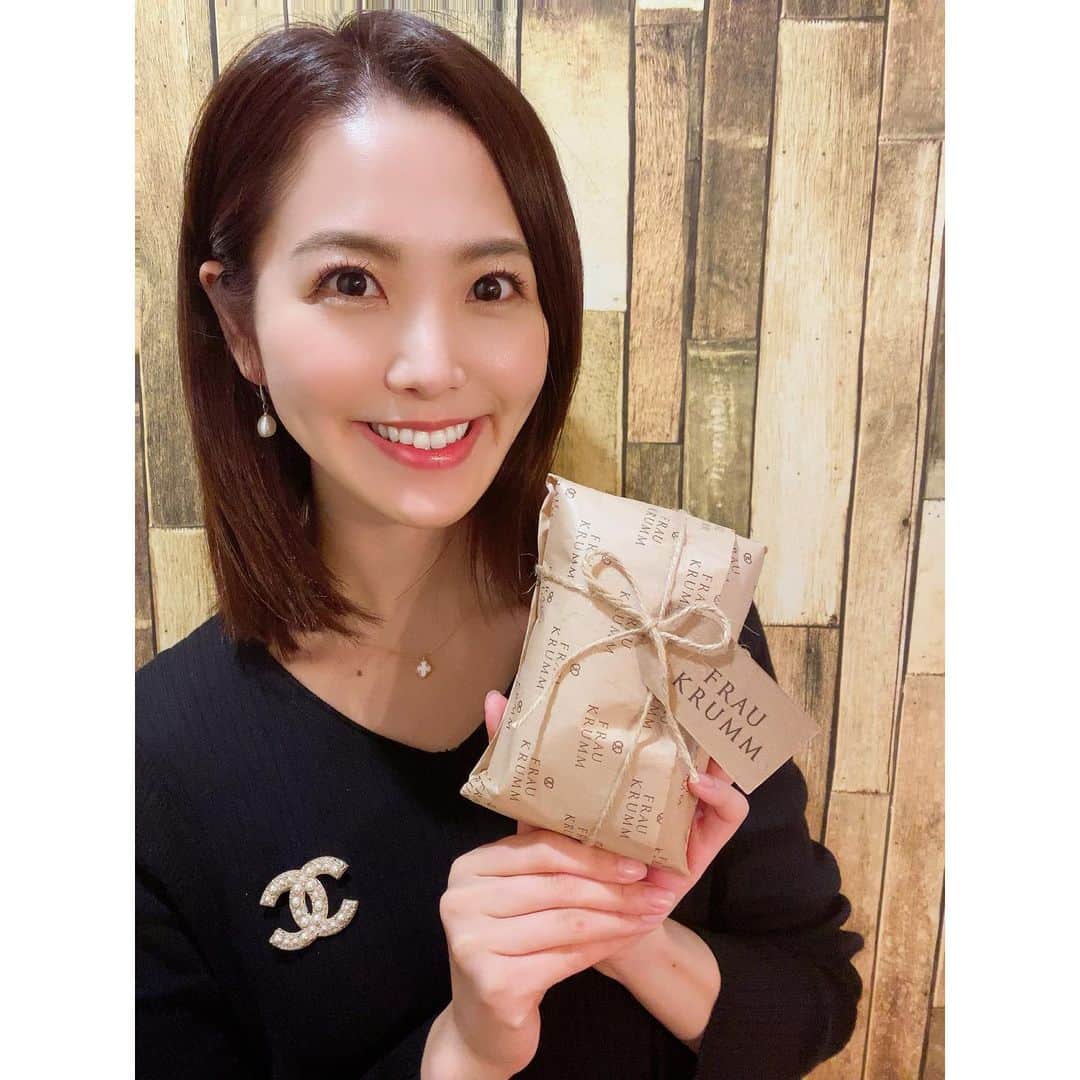 渋佐和佳奈のインスタグラム：「🎄🎁✨ Merry Christmas🎄🎁✨  今年のクリスマスはいつもと雰囲気は違いますが、いかがお過ごしですか？ 私は姉家族の家で、#伊達公子 さんから頂いた @fraukrumm  の #シュトーレン を皆でいただきました☺️💗中にたくさん練り込まれたナッツとドライフルーツもおいしい〜！！ おかげさまでクリスマス感も味わえました🎅✨ありがとうございました(o^^o)  皆さまも良いクリスマスを🎄❣️  #wowow #伊達公子 さん　#フラウクルム　#クリスマス　#渋佐和佳奈」