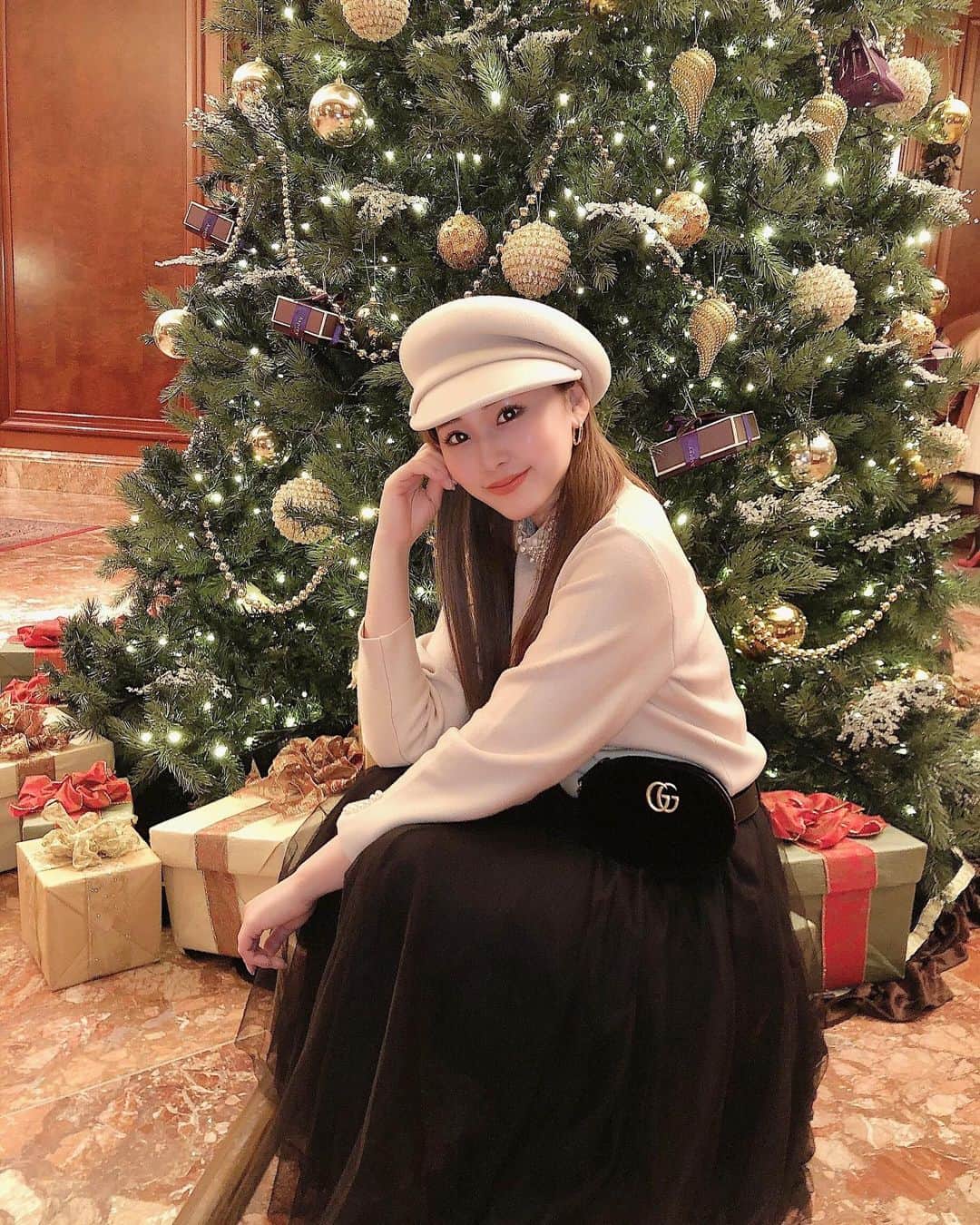 藤川沙弥のインスタグラム：「❄︎𐬿𓂃𝑴𝒆𝒓𝒓𝒚 𝑪𝒉𝒓𝒊𝒔𝒕𝒎𝒂𝒔𓂃𐬿❄︎  皆は何して過ごすのかな？🎅🏻🦌🌟 私は美容院行ってお仕事な日でした🥱  📸は先日ritzでlunchした時に🎄が とっても綺麗で撮ってもらった🥰💕 パールやビジューが着いてるお洋服 昔は良く着てたな〜😂♡ 上品なベージュカラーのニットで 久しぶりにgetしてみました🤍 お袖にも小さいパール♡可愛い⸝⸝⸝⸝」