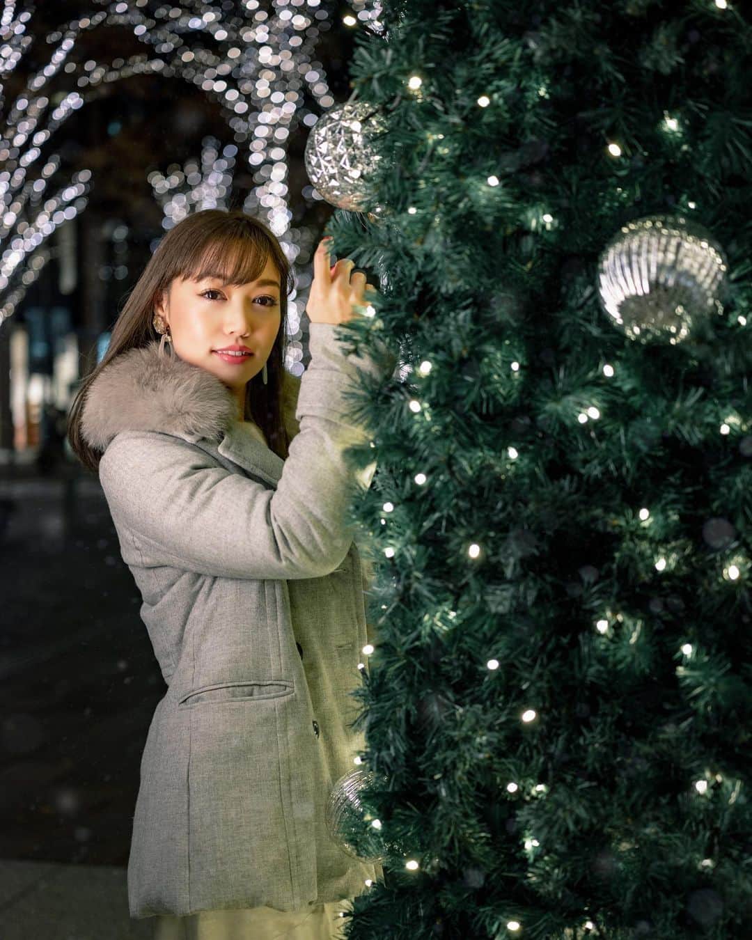 shabonのインスタグラム：「* . . . . . Joyeux Noël ❄🎄 . サンタさん、カメラとレンズが 欲しいです🥺🙏 . . FUJIFILM GFX 50R / GF63mm F2.8 R WR ※カメラはお借りしました！ . . . . . *  #igersjp #tokyocameraclub  #東京カメラ部 #photo_shorttrip #team_jp_ #GPW_members_only #genic_mag #as_archive #worldviewmag #lovers_nippon_portrait  #art_of_japan_ #daily_photo_jpn #jp_mood #ファインダー越しの私の世界 #japan_daytime_view #dreamermagazine #GFX50R #fujifilm #中判 #artofvisuals #1x #moodygrams #hellofrom #丸の内 #今日もx日和 #イルミネーション #christmas #xmas」
