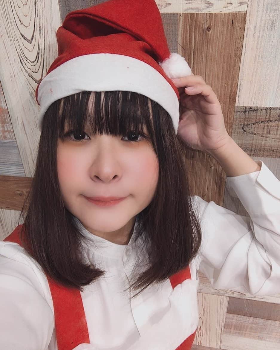 ヒラノノゾミのインスタグラム：「目の下にギラギラ塗りすぎたな…クリスマスイブなので自撮りをば。」