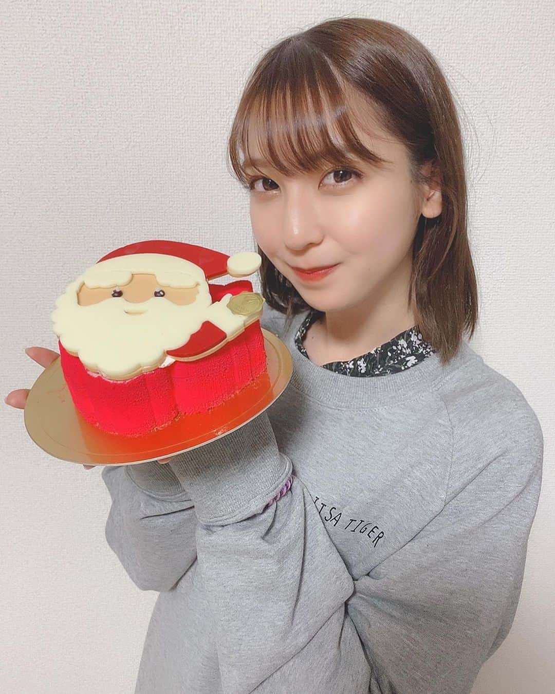松岡菜摘のインスタグラム：「. . メリークリスマスいぶ🎄✨ . 大好きなチョコレートショップさんの ケーキがかわいすぎて 買ってしまいました🤶❤️おいしそ . #Christmas #xmas #🎄 #ケーキ #cake #サンタさん #チョコレートショップ」